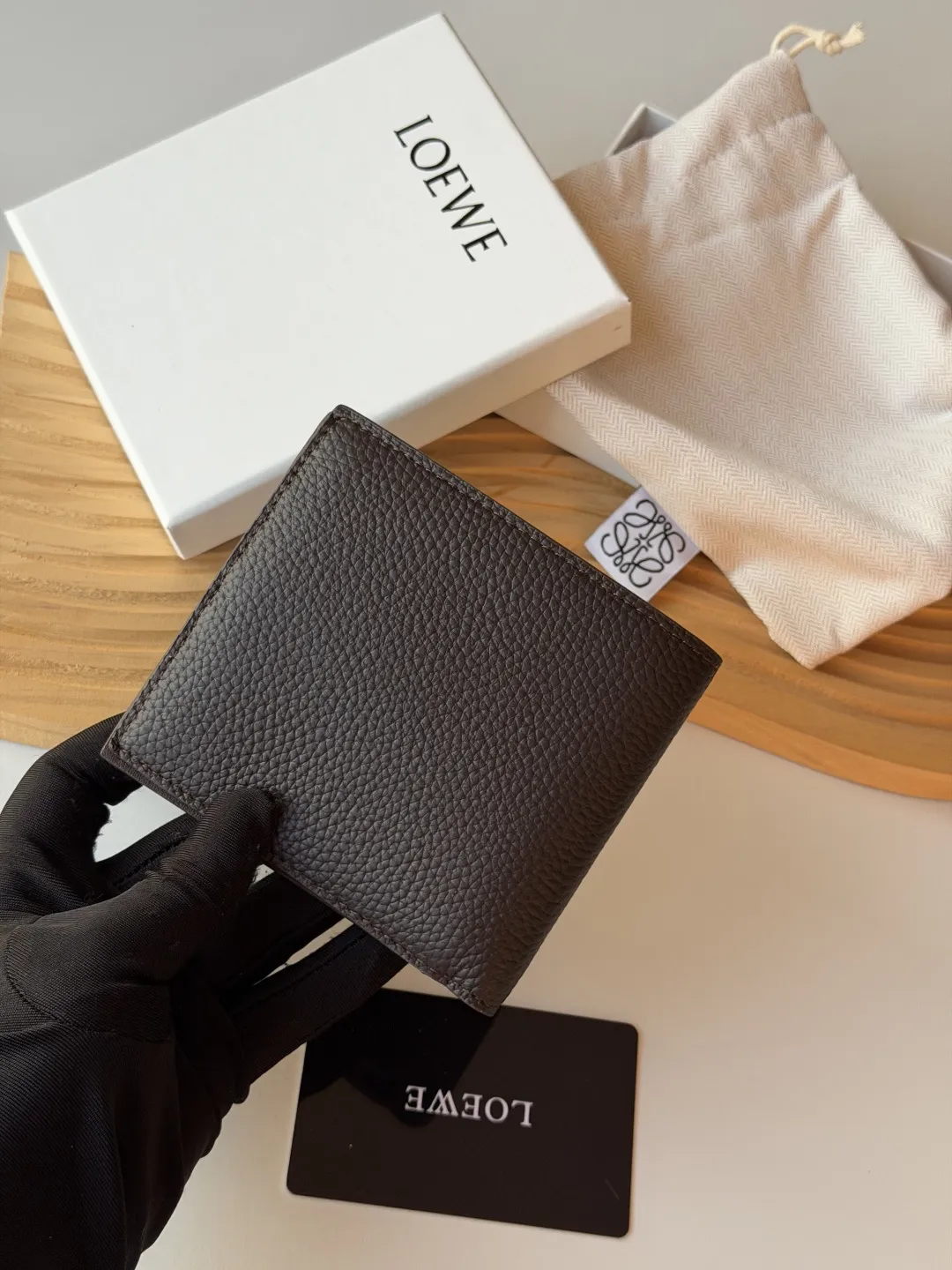 💰140包邮❗ 升级版 罗意威 loewe 荔枝纹牛皮 颗粒饱满 男士短款钱包 尺寸 :11x10cm 型号 :L1147 罗意威 Puzzle 几何牛皮钱包绵密的手感, 很有质感男女通用