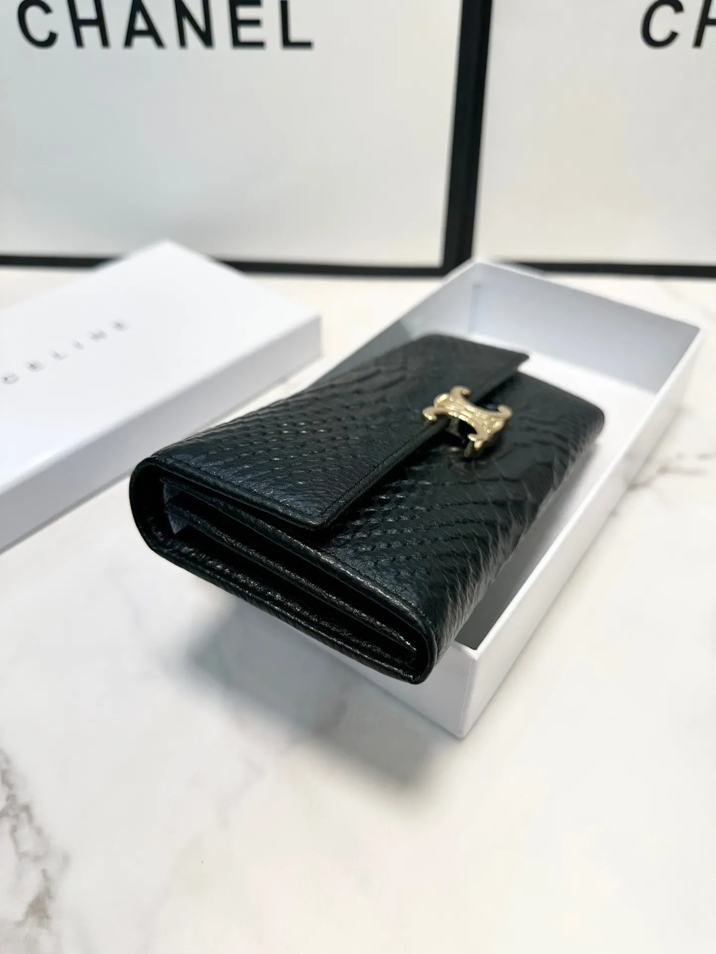 P95🎀🎀颜色 黑🎀尺寸 19x10🎀赛琳爆款牛皮两折钱包🔥款式经典做工精细耐磨耐用手感极佳❤️