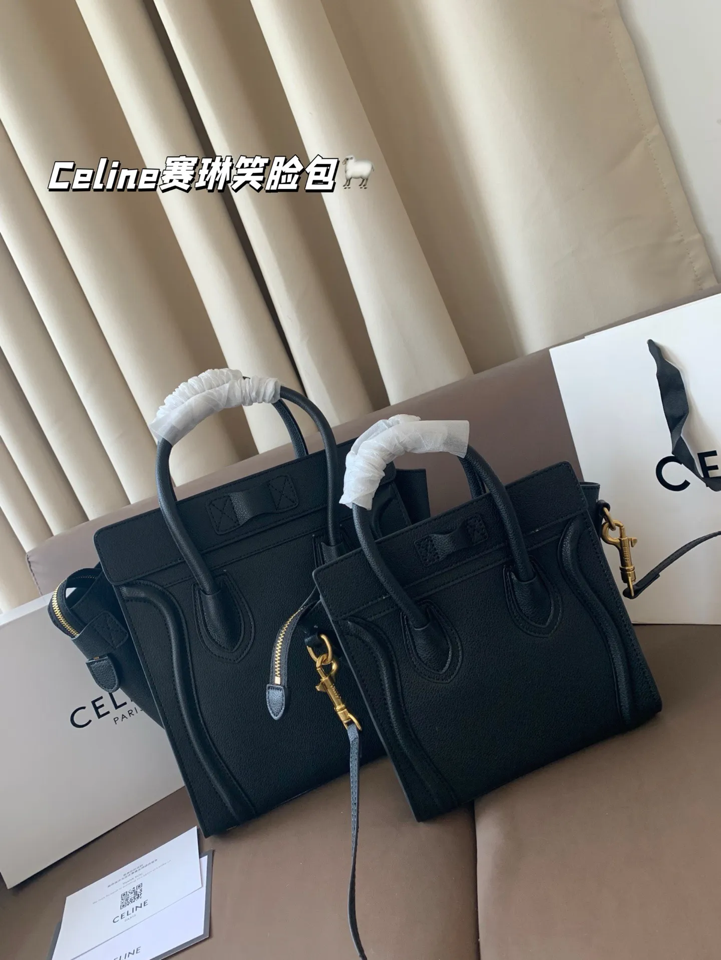大P190 小P185 作为造型独特、极具辨识度的包包， Celine赛琳&mdash;笑脸包 无疑凭借其囧脸造型赢得众多关注。 Celine凭借这款笑脸包冲出欧洲，一跃成为一时最火的品牌尺寸26&times;25/20&times;20折叠盒