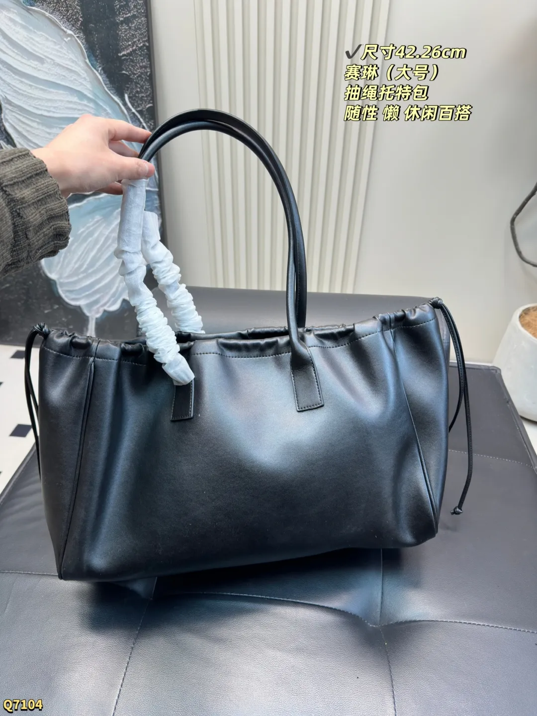 💰170 尺寸42.26(大号) 赛琳凯旋门浮雕tote✨celine包包 超火爆的光滑牛皮抽绳包!! 复古焦糖色,四季百搭。手拎肩背无敌了!柔软牛皮质感满分!超级推荐👏 容量不容小觑