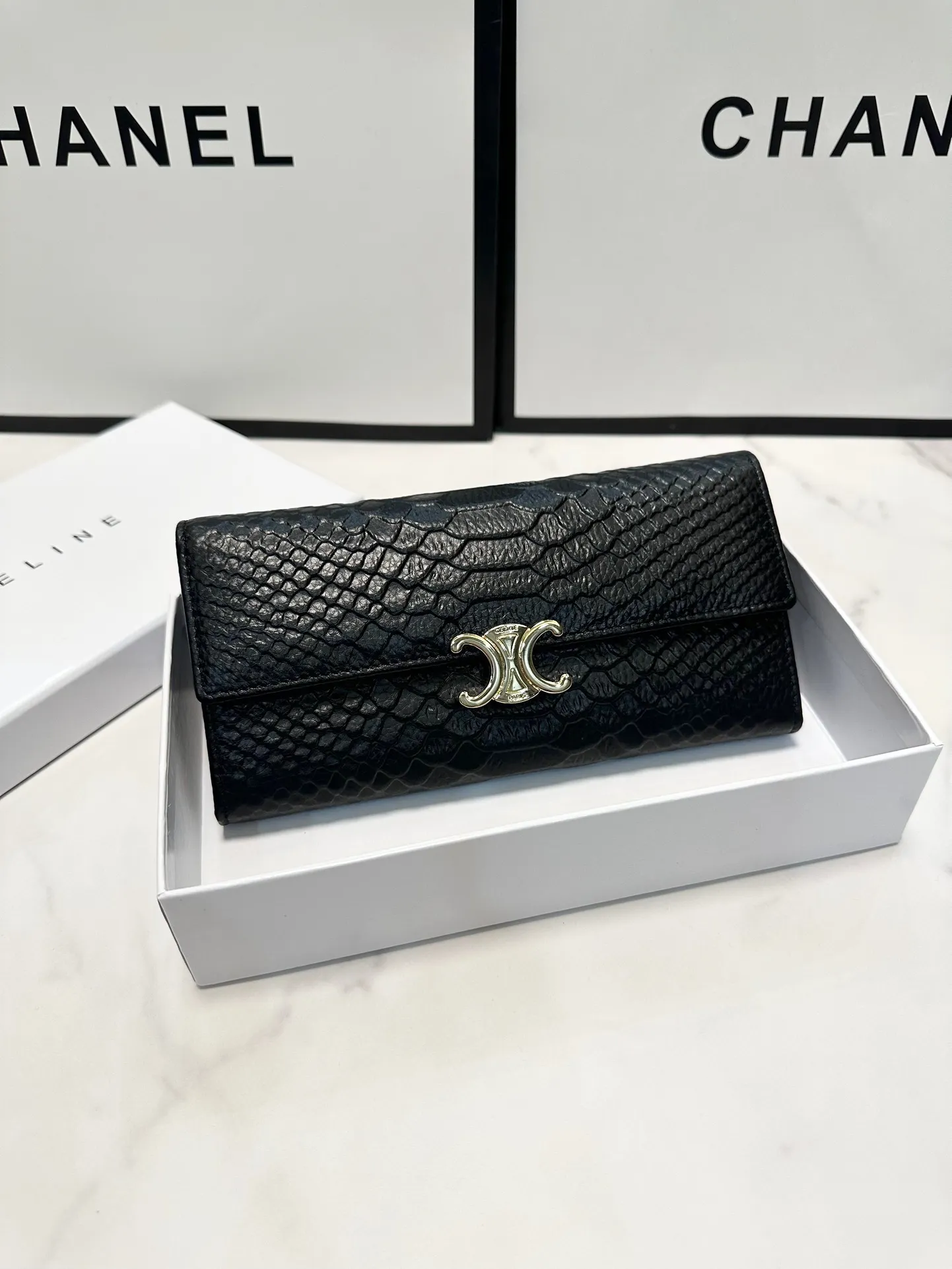 P95🎀🎀颜色 黑🎀尺寸 19x10🎀赛琳爆款牛皮两折钱包🔥款式经典做工精细耐磨耐用手感极佳❤️