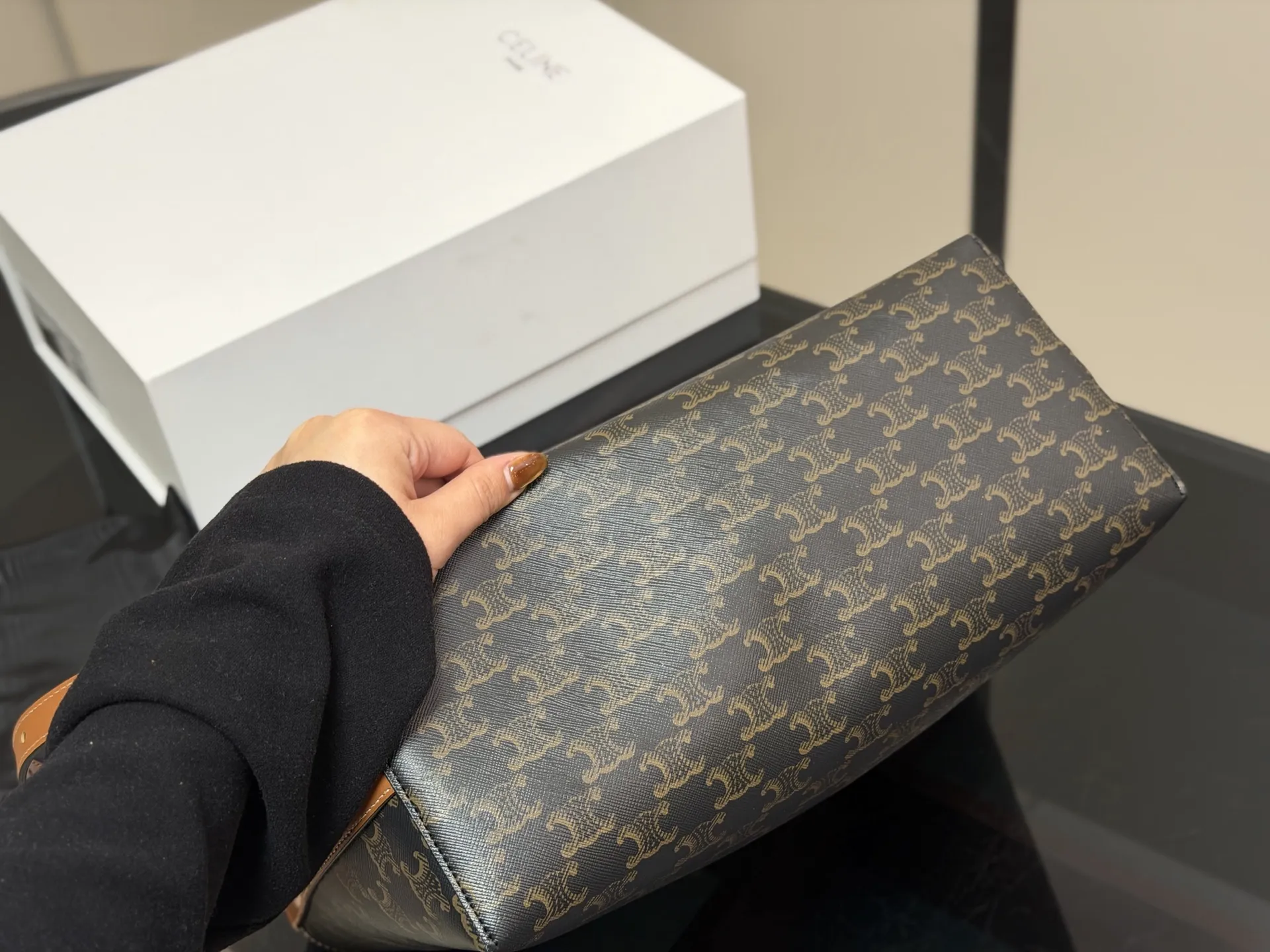 &yen;190 配盒 赛琳CELINE｜SOFT SHOPPER托特包 超轻，带一个子母包，容量很大，阔以放电脑， 适合搭配秋冬～ 我先心动了姐妹们 尺寸:33.24cm