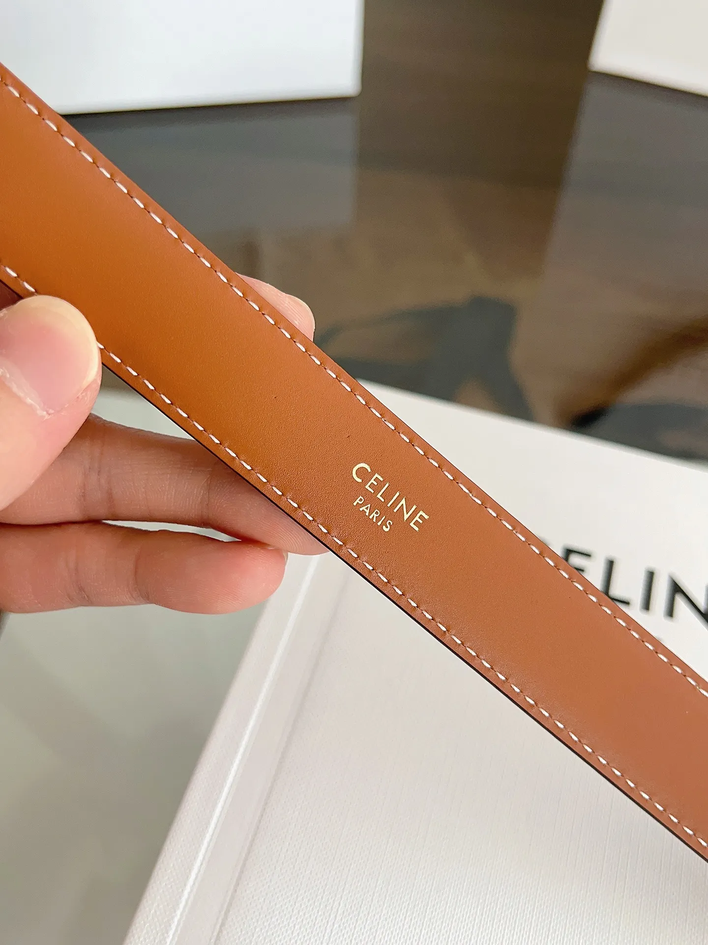 P180 C&Eacute;LINE 赛琳🆕VIVIENNE中 TAURILLON25毫米皮带 牛皮革 牛皮革衬里 金色饰面 圆形搭扣 第一个圆环四周环绕TRIOMPHE金属环 宽度：2.5厘米
