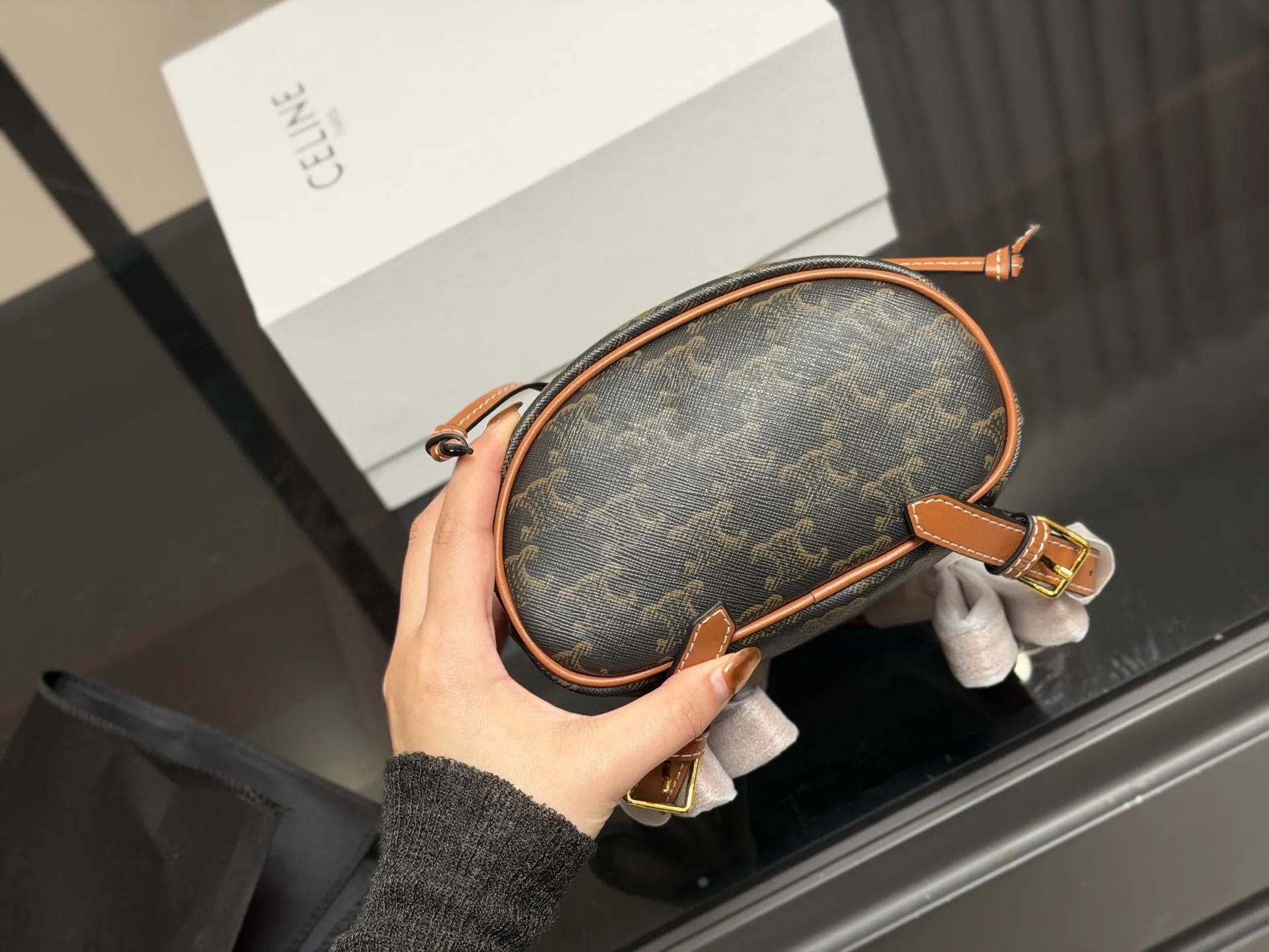 ¥140 配折叠盒 size:18.20cm 赛琳 双肩包配牛皮 新品迷你来咯~ 高颜值皮扣设计太给力了