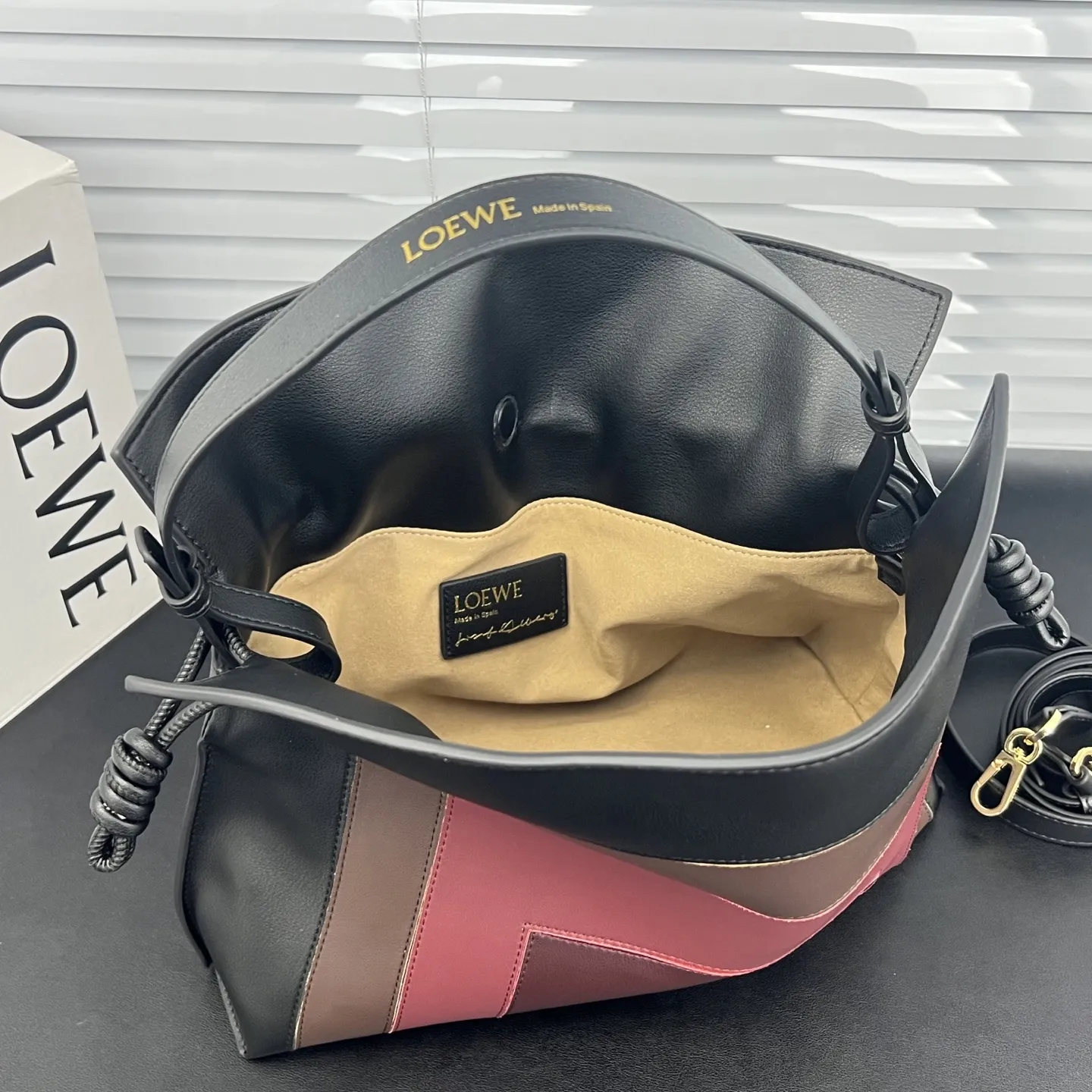 💰248包邮❗ 拼色 𝑳𝒐𝒆𝒘𝒆 Flamenco 福袋 可手提可斜挎 平纹牛皮 拉绳收紧 并打上标志性的盘绕结, “肩背 斜挎或手拿*可拆卸和可调式肩带*隐形式磁扣开合 尺寸 大号:29-24-10 cm ❌不退不换慎重下单❌