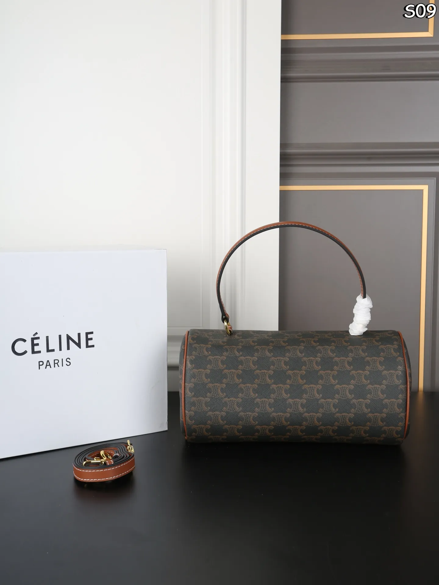 P155 折叠盒 CELINE赛琳 Triomphe CYLINDER 老花 圆筒包 手提包 CELINE老花家族新成员 CYLINDER圆柱体手提包 轻便舒适 经典老花配色 🉑手拎🉑肩背 简直是深得我心 自重特别轻便的同时包型也都别出心裁 像这款长手柄的CYLINDER我都能想象到秋冬了手腕在驼色羊绒大衣上会有多么的精彩绝伦 尺寸：26&times;13