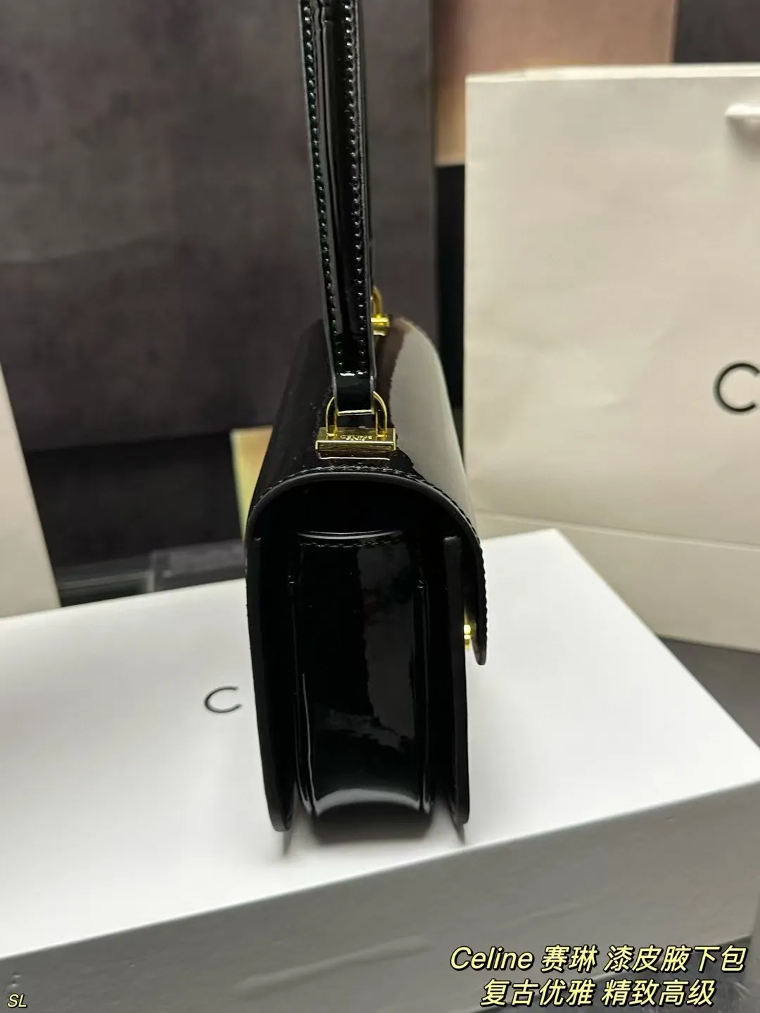 P145 配盒 Celine 赛琳 漆皮腋下包 精致百搭又能装,无论是重要场合还是日常通勤,都能完美适配! 尺寸:18.5*14CM