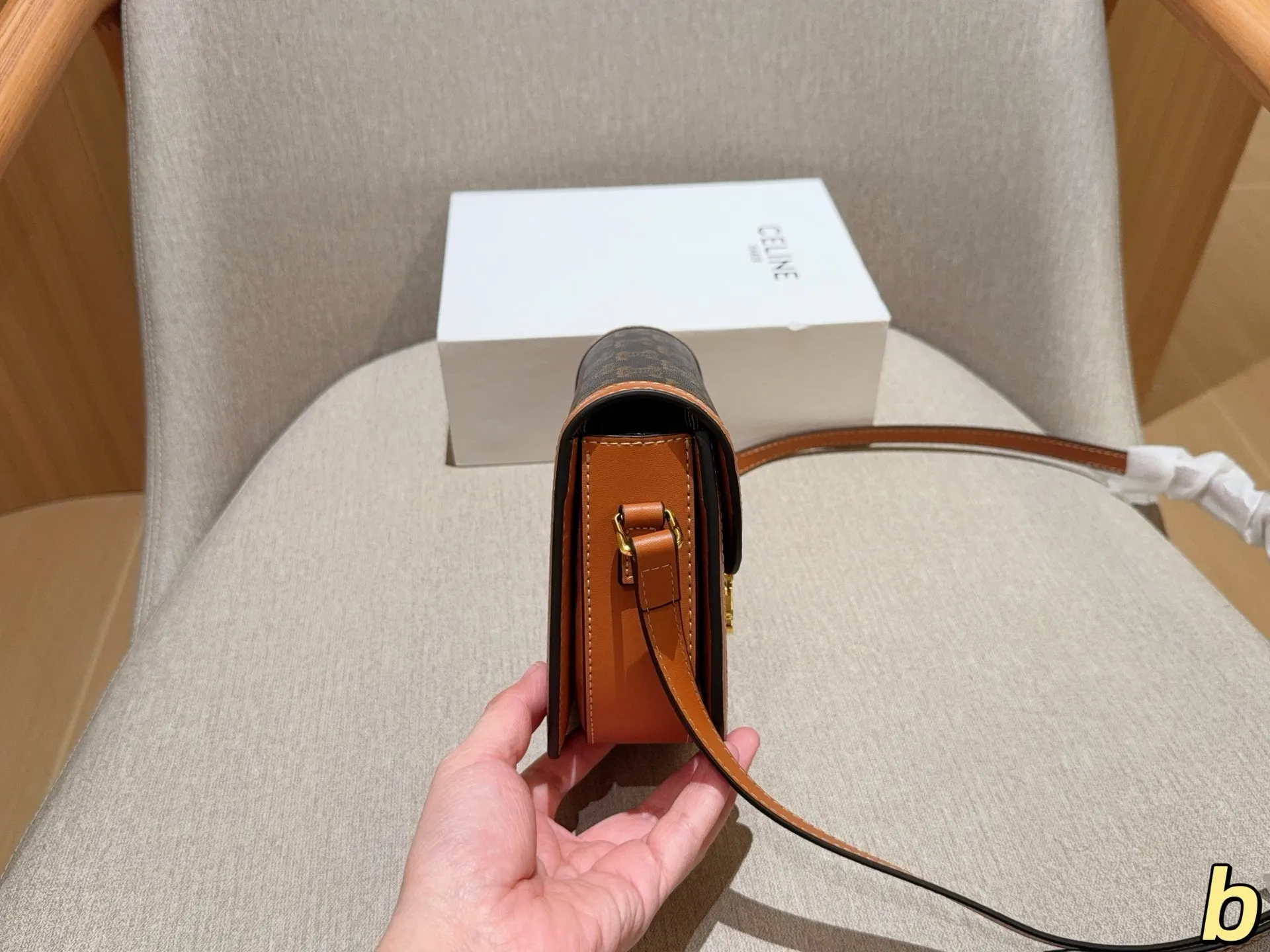 💰140 Celine/赛琳 经典半圆马鞍包 尺寸18&times;15&times;5 礼盒包装🎁