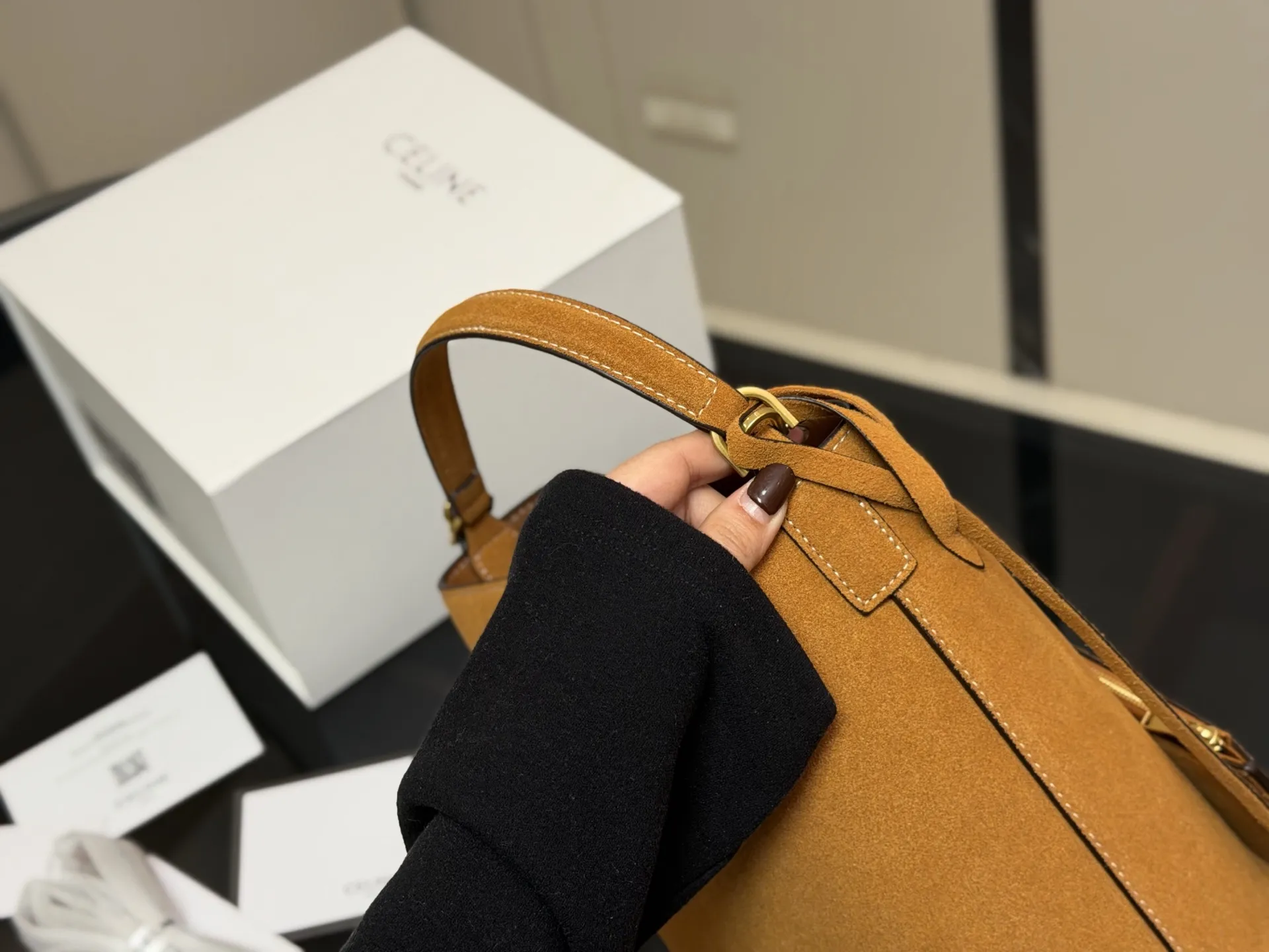 &yen;185 配折叠盒 size： 24.24cm Celine 水桶包赛琳 一直很喜欢小牛皮的包 经久耐看 复古印花图案 有着高颜值的复古文艺气息🌱