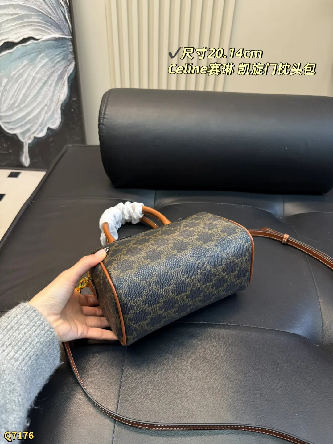 💰155 配盒带丝巾 尺寸：20.14cm CELINE赛琳凯旋门小号波士顿老花枕头包 lisa同款~小号比mini更实用更日常！ 凯旋门老花复古感十足，不易过时！手拎可盐可甜，单肩又欲又酷~，既实用又时尚，盘它! 非常能装的包型，自带复古感，秋冬适配 小号容量可以放下手机 卡包 钥匙 粉饼 口红等&hellip; mini可爱 也能放下女生平时用到的化妆品