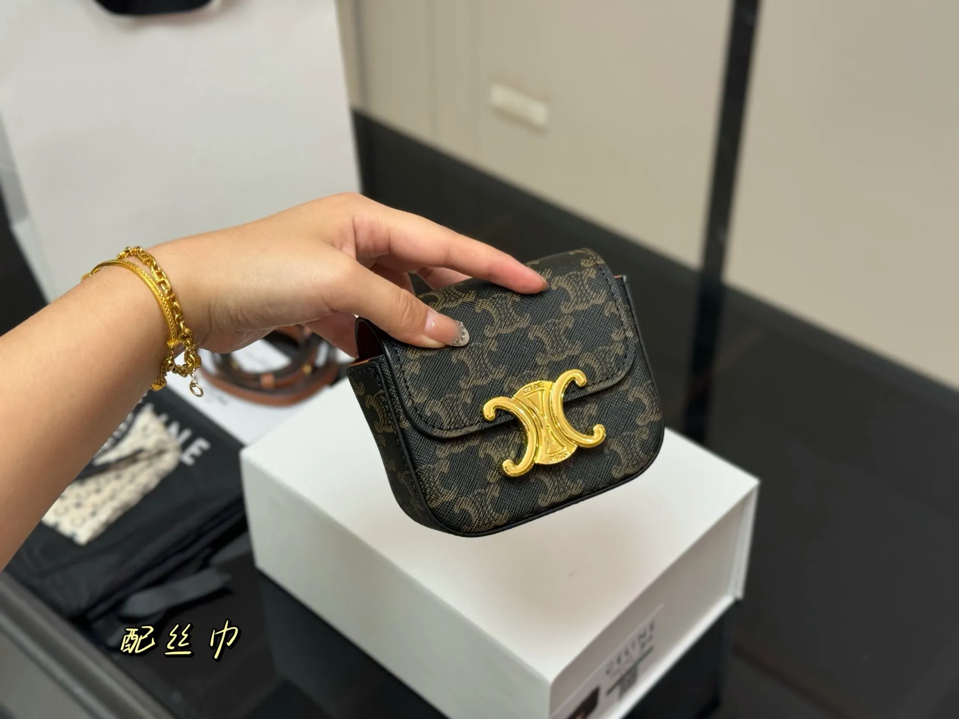 &yen;140 配盒 size：10*12cm 赛琳迷你 硬币包 配牛皮 绝对可以荣登mini包着货量第一名了~ 想想都觉得要萌化了~