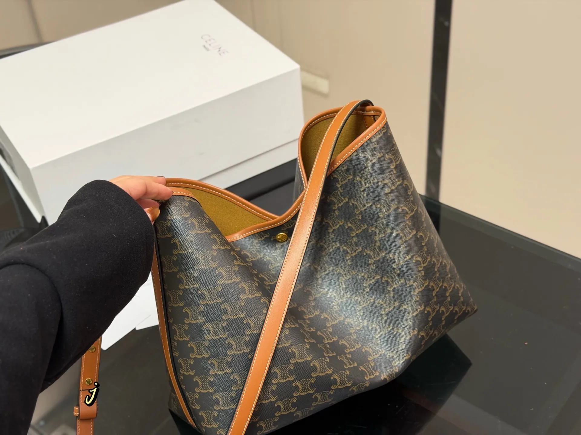 &yen;190 配盒 赛琳CELINE｜SOFT SHOPPER托特包 超轻，带一个子母包，容量很大，阔以放电脑， 适合搭配秋冬～ 我先心动了姐妹们 尺寸:33.24cm