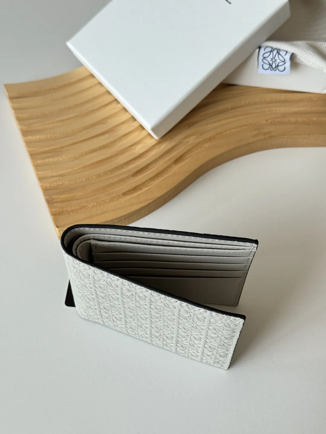 💰140包邮❗ 升级版 罗意威 loewe 牛皮压花 男士短款钱包 尺寸 :11x10cm 型号 :L1137 罗意威 Puzzle 几何牛皮钱包绵密的手感, 很有质感男女通用