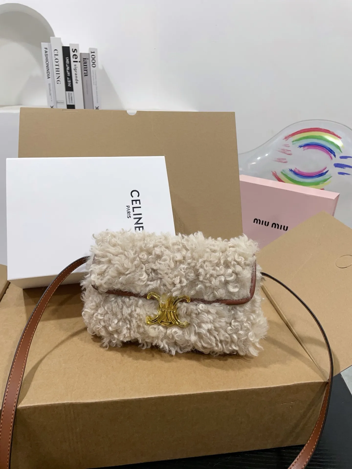 👑💰130💰配盒 赛琳原版羊羔毛hobo 红红火火恍恍惚惚出街啦~ 搭配衣服真的吼吼看~一秒时尚感千金风拉满红色也很显眼,好多场合都可以搭配 张元英同款~~~ 尺寸21cm