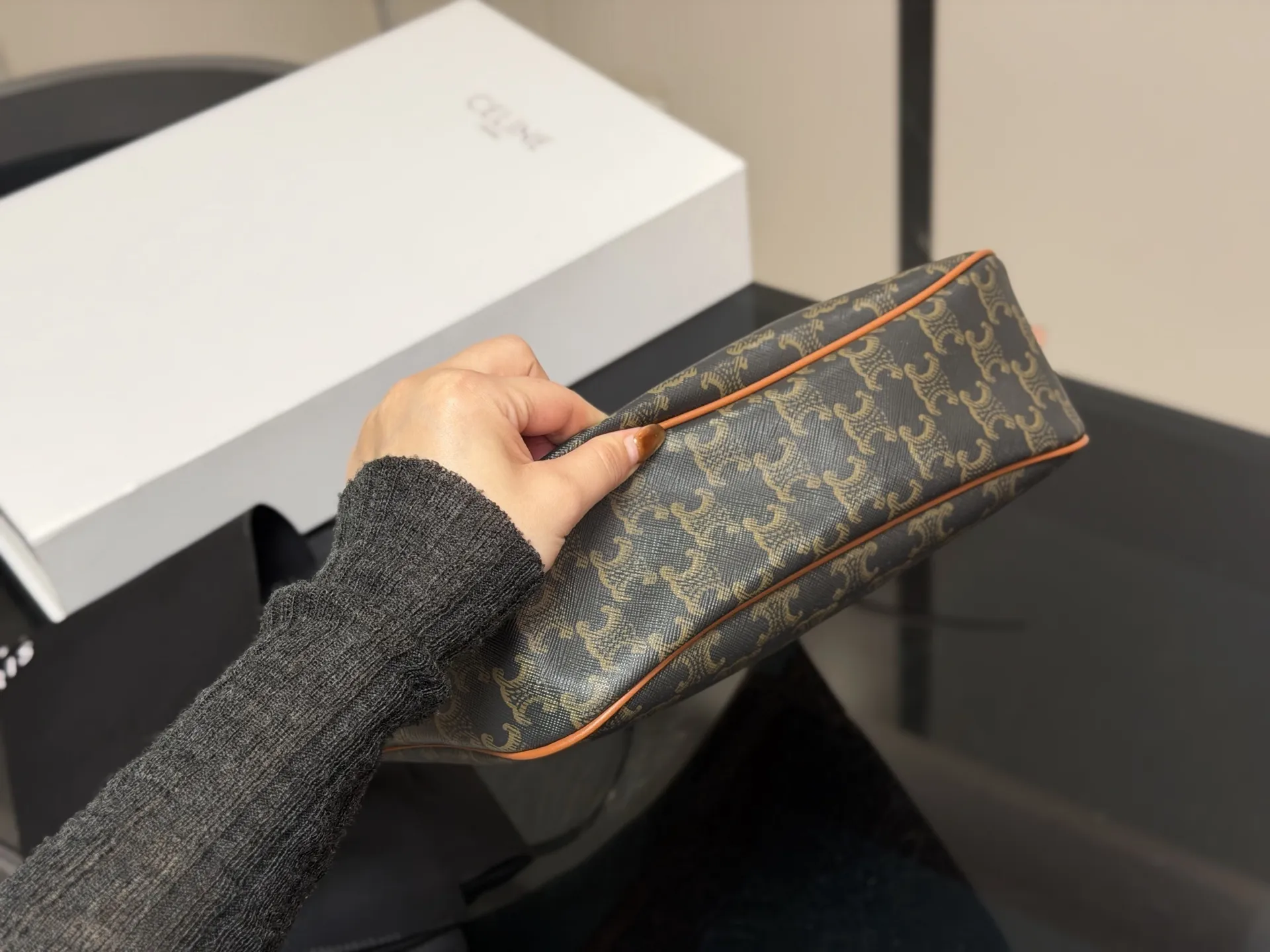 &yen;185 配折叠盒 size：29.27cm celine 赛琳新品发布hobo腋下托特 延续凯旋门 复古斜挎 ， 耐看经典一点都不老