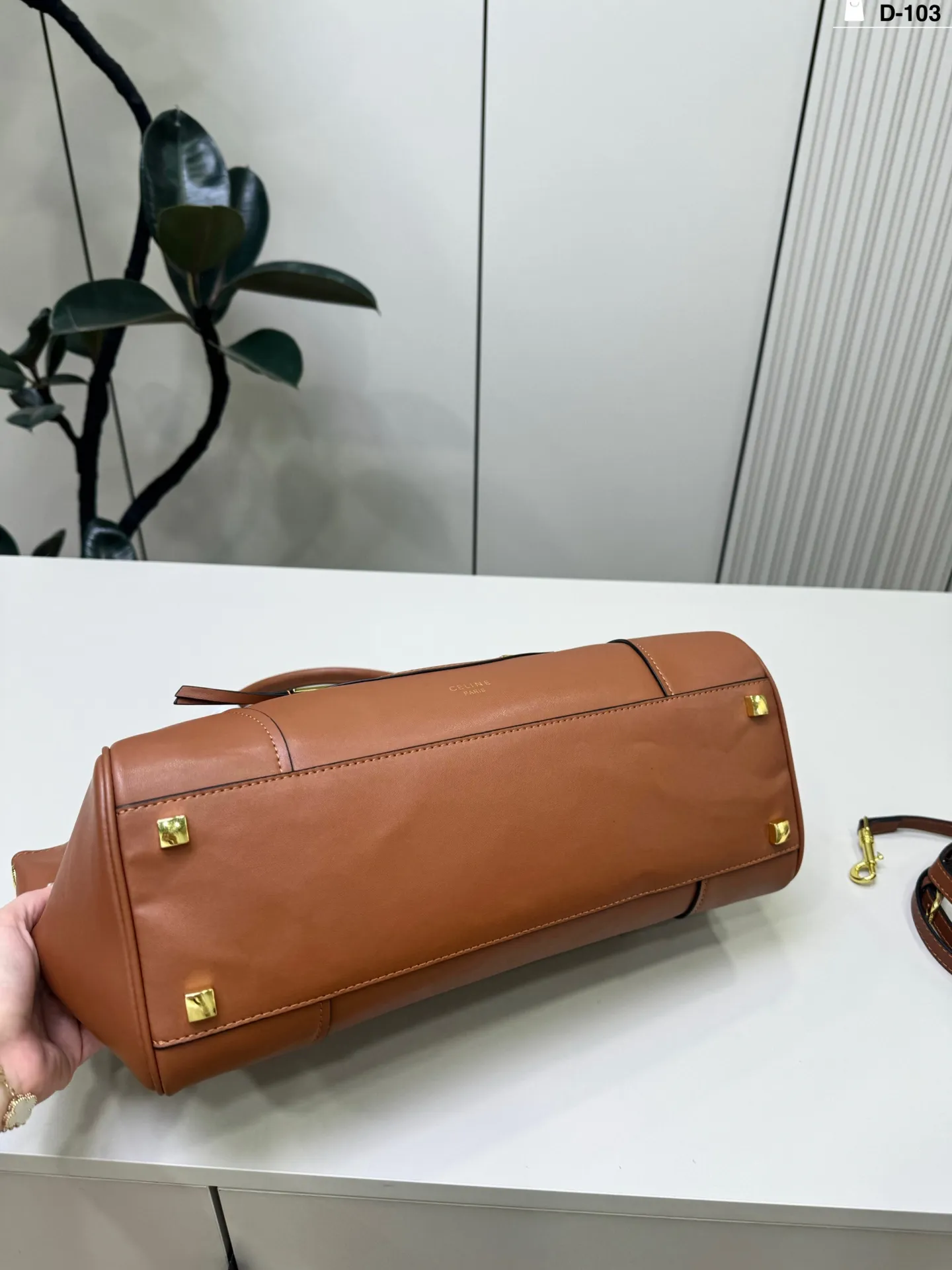 💰p200 D-103尺寸36×22 CELINE 赛琳New Luggage 手袋笑脸包 通勤休闲都很适合。 手提斜挎都OK,实用又优雅,CELINE经典