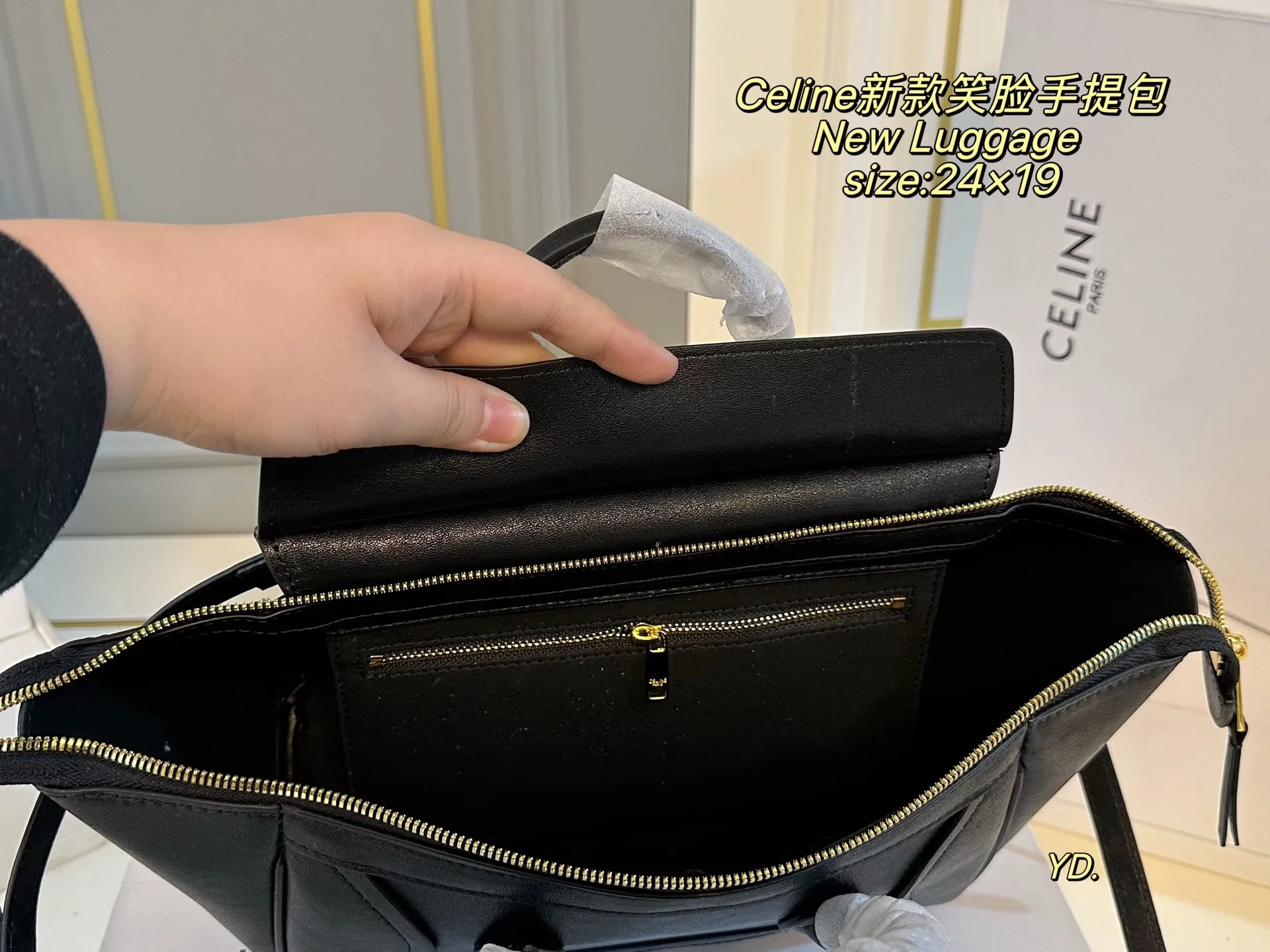 P240（折叠盒） size：24&times;19 Celine 赛琳新款New Luggage笑脸😊手提包💕 赛琳的luggage系列， 也就是我们俗称的笑脸包， 皮质细腻，时尚百搭 配有长肩带，🉑斜挎可手提 精致的缝线工艺使轮廓更加流畅自如