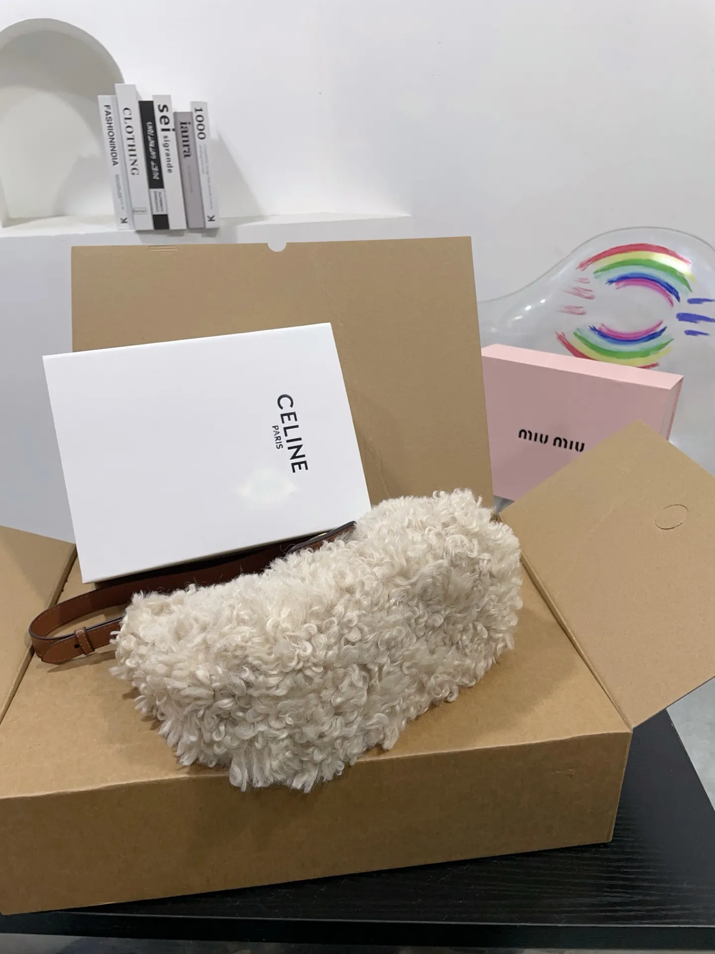 👑💰140💰配盒 赛琳原版羊羔毛hobo 红红火火恍恍惚惚出街啦~ 搭配衣服真的吼吼看~一秒时尚感千金风拉满红色也很显眼,好多场合都可以搭配 张元英同款~~~ 尺寸25cm