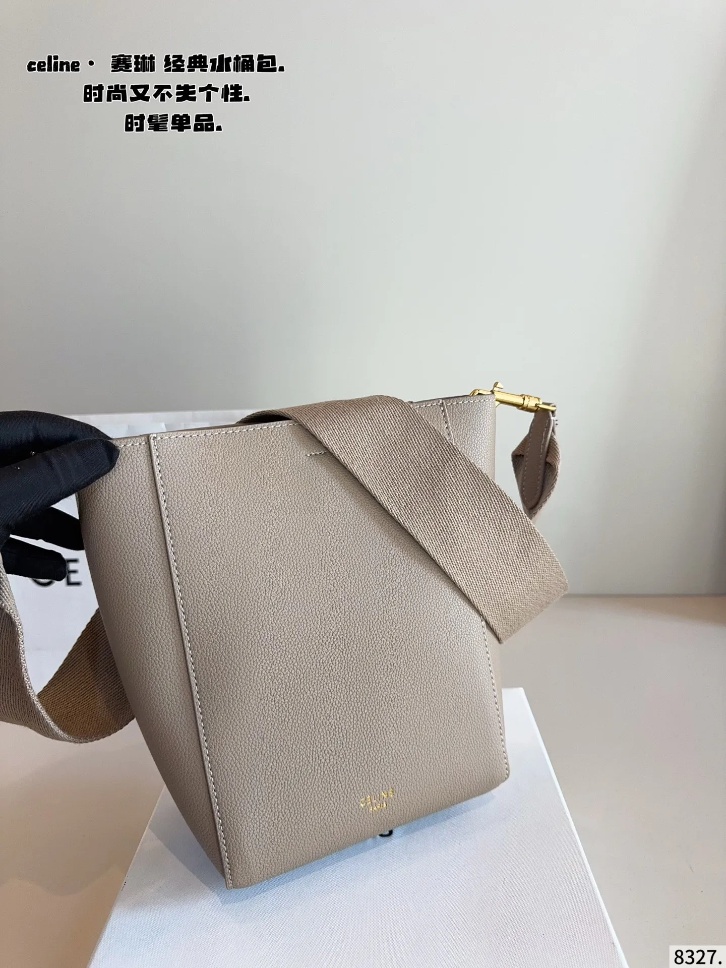 P170 赛琳CELINE Tote 水桶包. 质感很高级 容量超级大也很耐用 日常出街背它回头率百分百 就是这种随性慵懒感尺寸:17*11*24cm