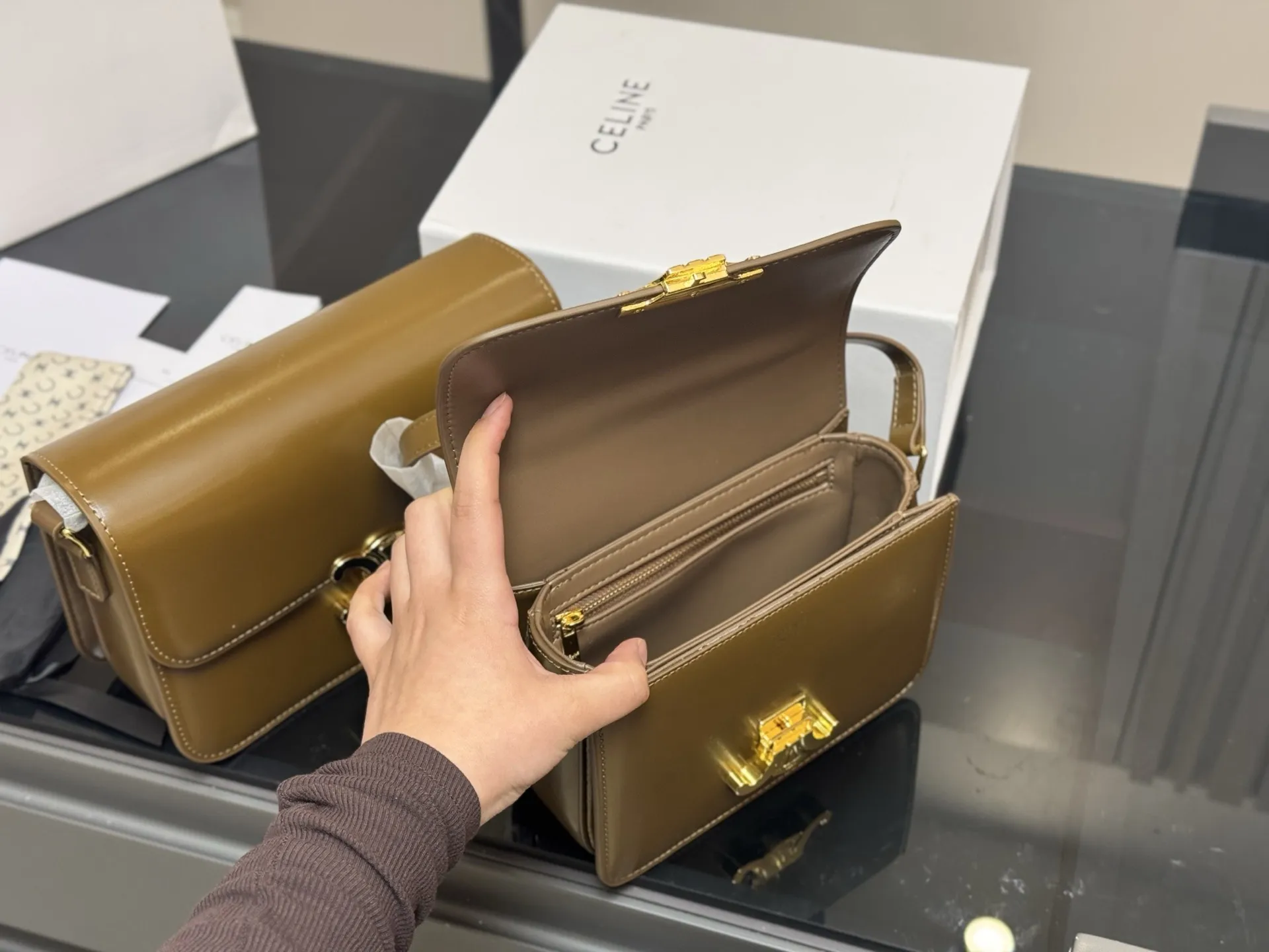 ¥185 ¥195 配折叠盒 尺寸:23cm*17(大) 19cm*15(小) 赛琳 凯旋门! 很高端!很高级! 很适合🈴️四季! ⚠️牛皮!牛皮!