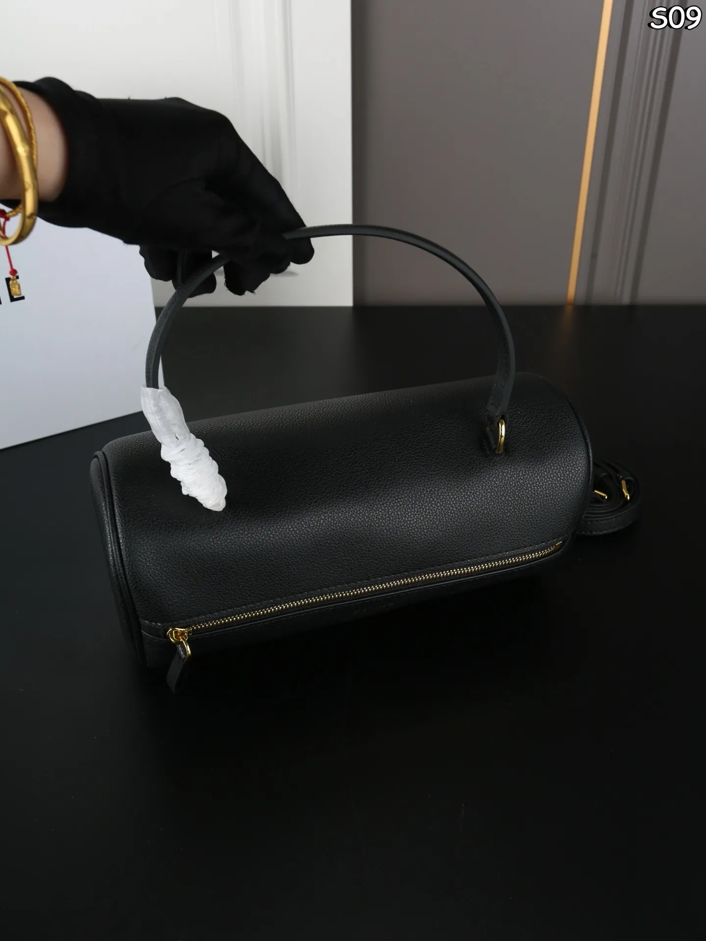 P155 折叠盒 CELINE赛琳 Triomphe CYLINDER 圆筒包 手提包 CELINE家族新成员 CYLINDER圆柱体手提包 轻便舒适 经典配色 🉑手拎🉑肩背 简直是深得我心 自重特别轻便的同时包型也都别出心裁 像这款长手柄的CYLINDER我都能想象到秋冬了手腕在驼色羊绒大衣上会有多么的精彩绝伦 尺寸:26×13