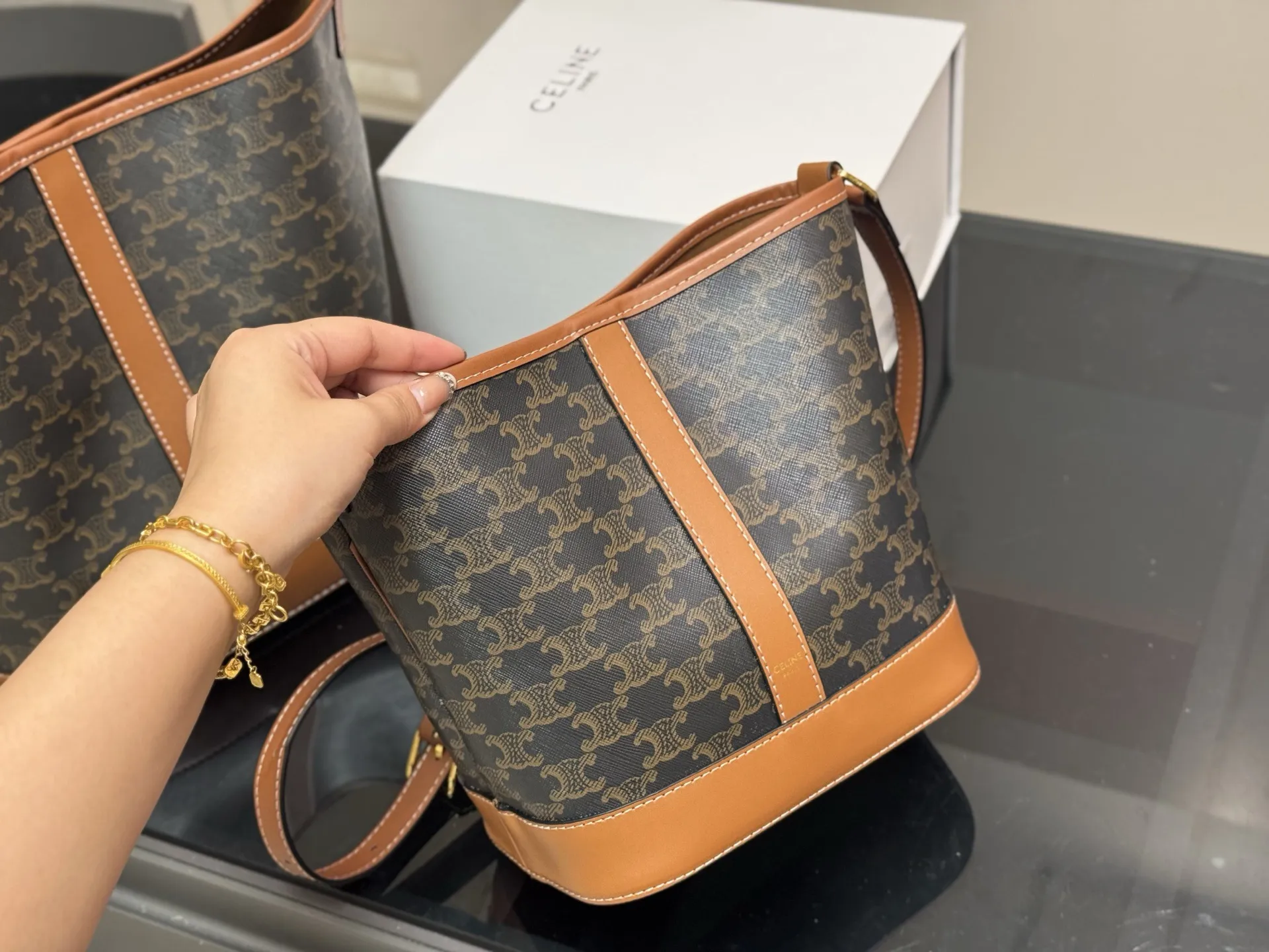 ¥160 ¥150 配折叠盒 size:25*27cm 18.22cm Celine 赛琳水桶包 这谁抵得住啊! 一年四季都可以用的水桶! 一直很喜欢老花的包 老花色经典极搭! 颜值超级在线哦