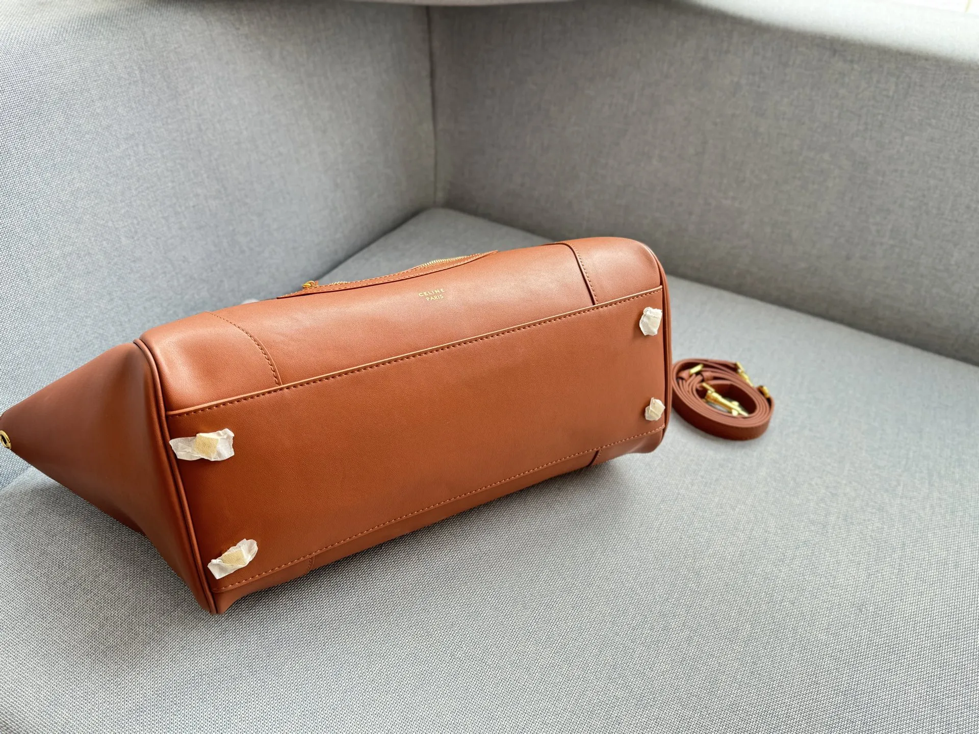 💰220 size：36&times;24 CELINE赛琳 SMILING LUGGAGE 笑脸包手提包 笑脸包