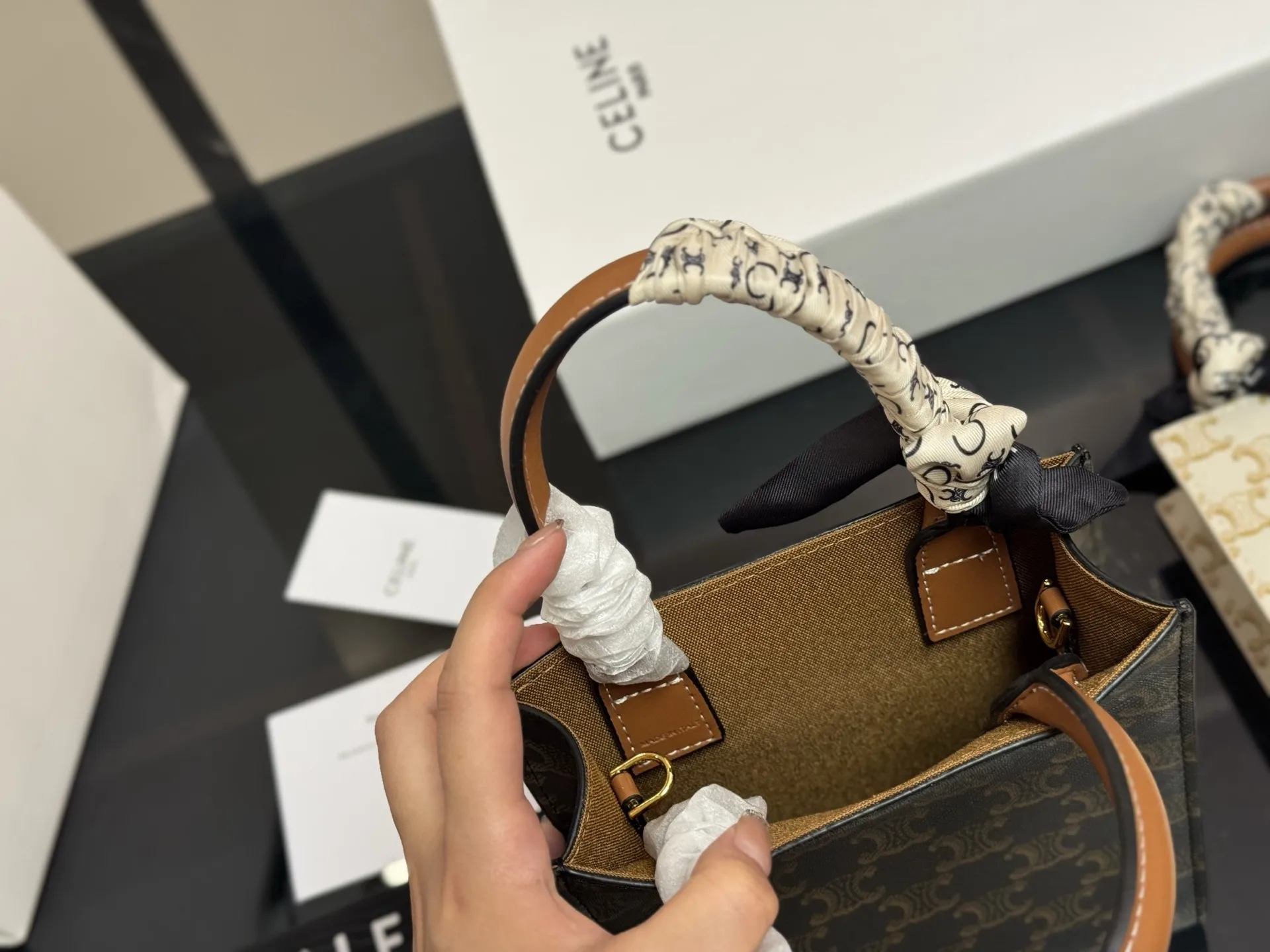 ¥150 配折叠盒 size:17*21cm celine 老花 mini 琴谱 赛琳老花耐看耐用 可爱又超级大气的一款! 它绝对是四季款!ydds