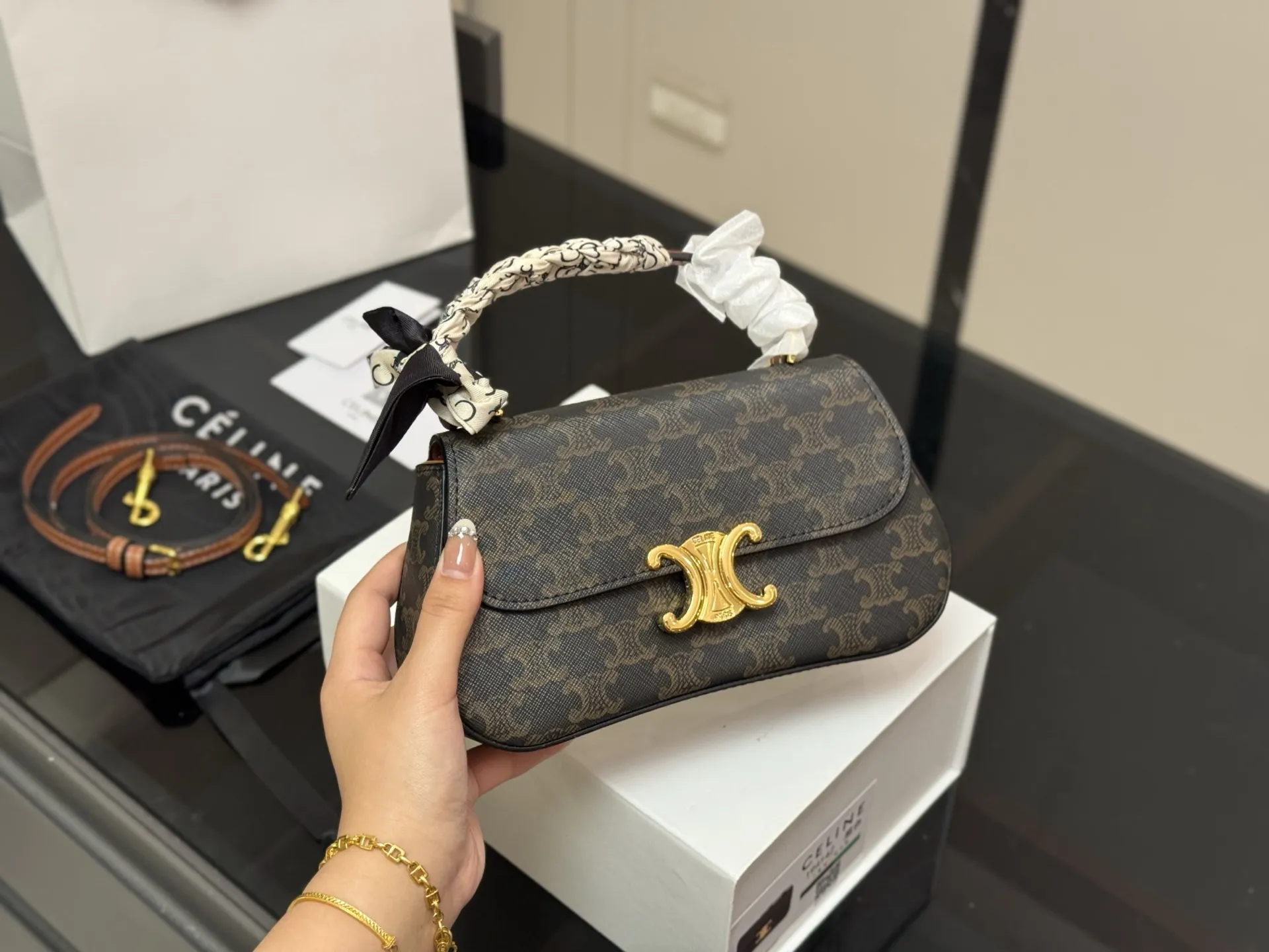 &yen;160 配折叠盒 size：22*12cm celine 超美腋下包 凯旋门 ⚠️升级版 重新出货 复古性感百搭小包 赛琳不容错过！！ ⚠️牛皮皮质 这个冬天您离不开它！