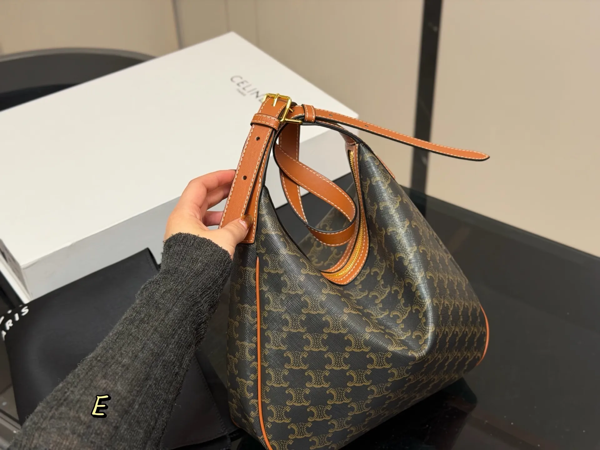 ¥185 配折叠盒 size:29.27cm celine 赛琳新品发布hobo腋下托特 延续凯旋门 复古斜挎 , 耐看经典一点都不老