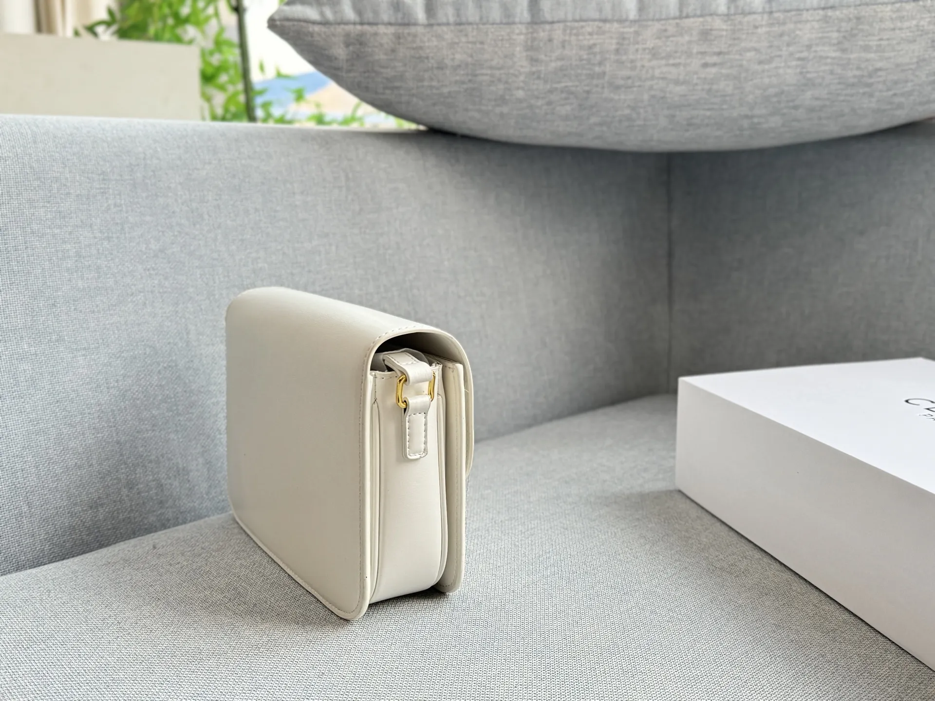 大💰155 折叠盒 小💰150 折叠盒 size:22×16/18.5×14.5 CELINE赛琳 Triomphe 豆腐包 单肩包斜挎包 毫不费力的高级感✨Celine凯旋门轻松拿捏 🖤Celine 凯旋门黑金腋下包 轻便,容量刚好,通勤、休闲、甜酷风都很适合 包包全身都是Box皮的质感 夏天搭配露肤上衣 有种精致都市丽人的感觉 低调有质感 百搭且不会过时