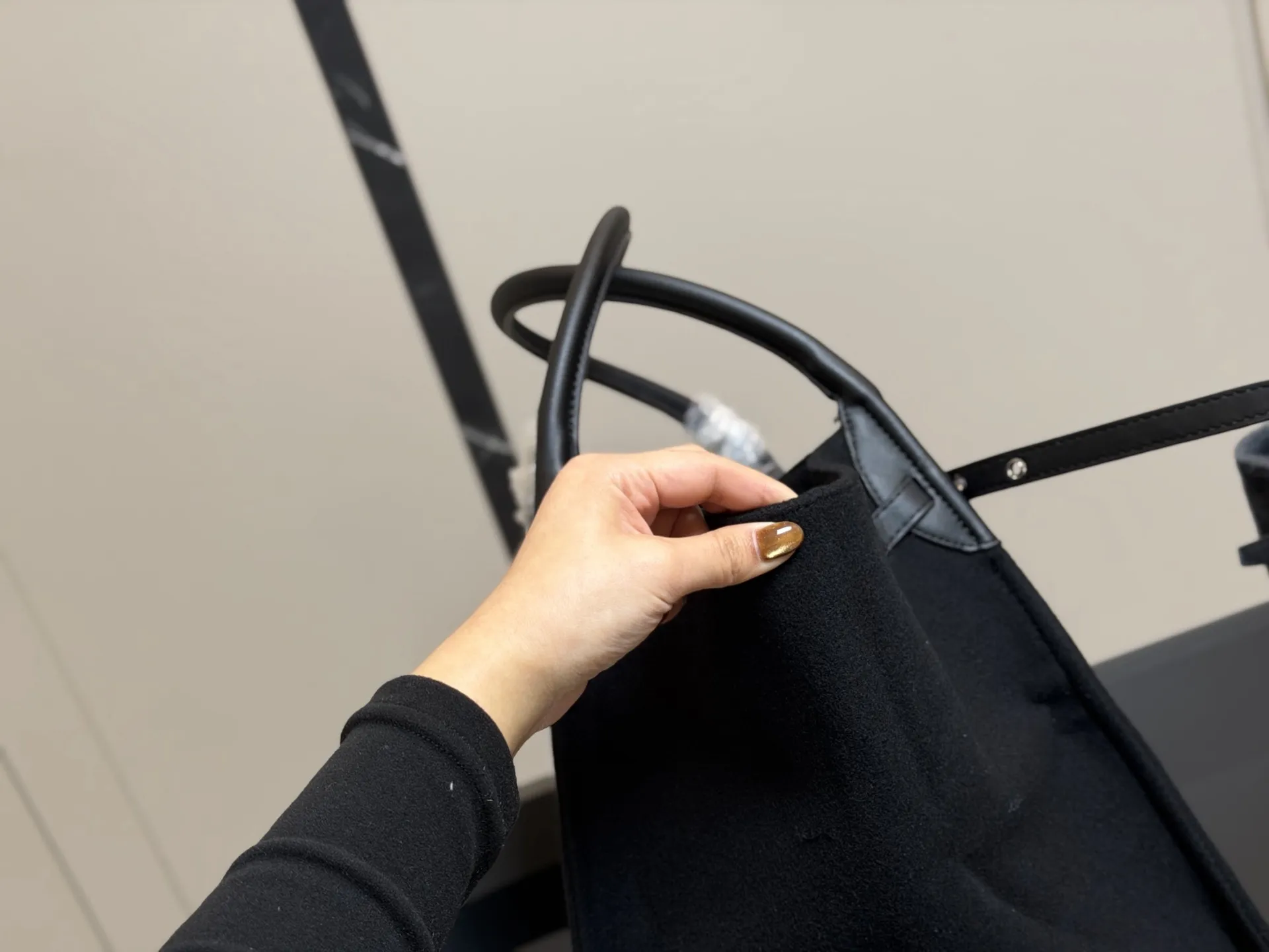 ¥130 赛琳 belt bag鲶鱼包, 简洁的线条, 柔软包的身, 牛皮🐂品质! 成为经典款IT bag之一 尺寸:32.31cm