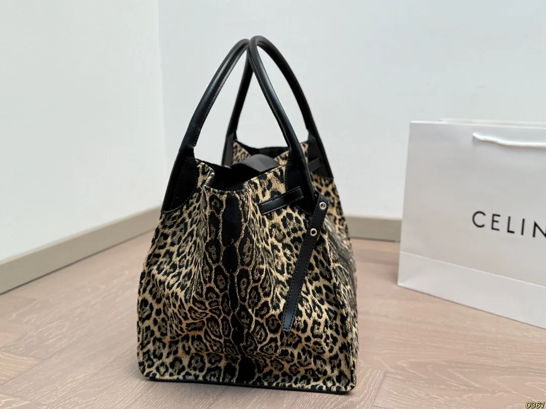 ¥200 赛琳Celine 豹纹托特包 设计超有质感 充满轻松休闲气息 尺寸:32 28 28