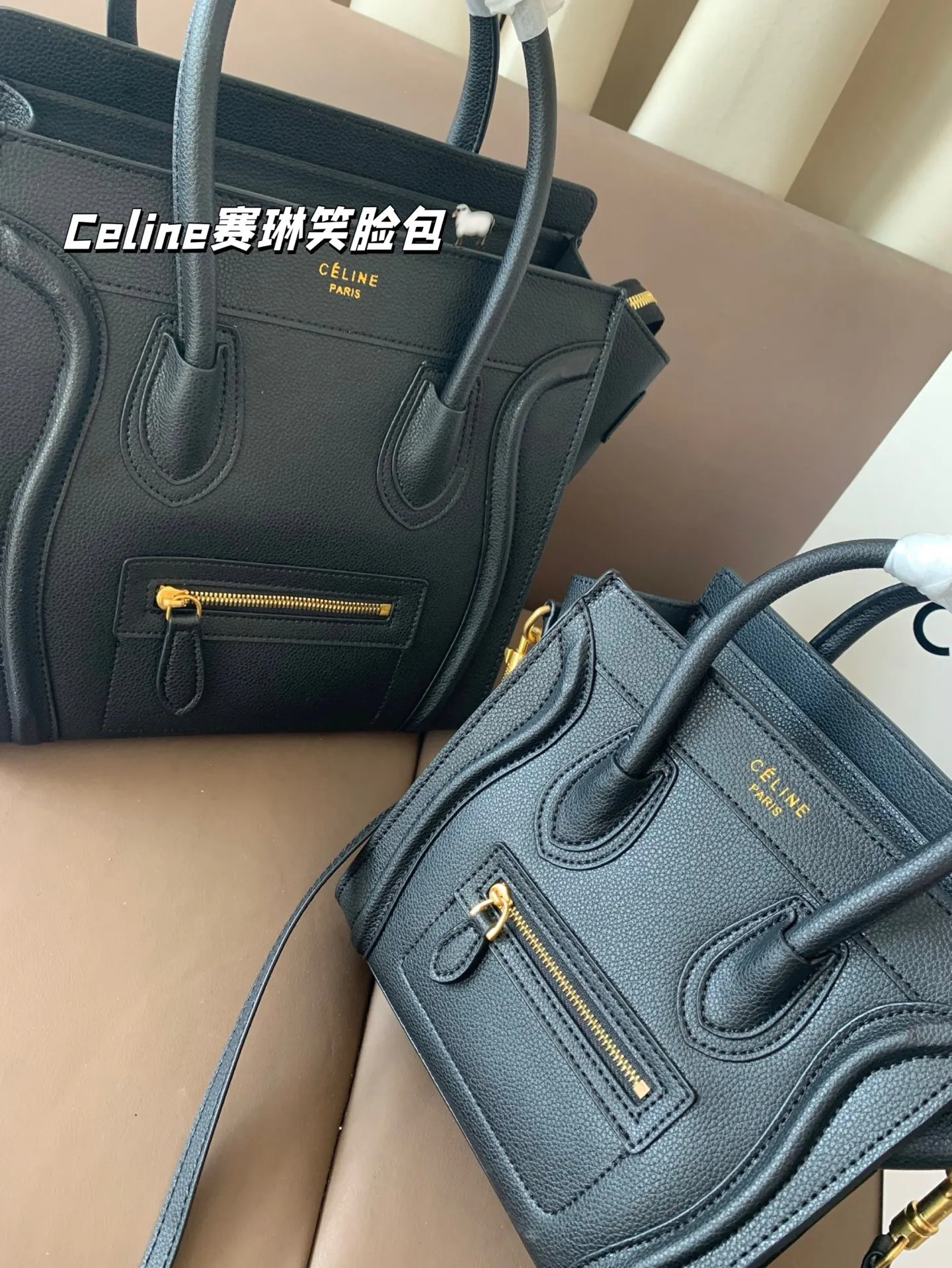 大P190 小P185 作为造型独特、极具辨识度的包包， Celine赛琳&mdash;笑脸包 无疑凭借其囧脸造型赢得众多关注。 Celine凭借这款笑脸包冲出欧洲，一跃成为一时最火的品牌尺寸26&times;25/20&times;20折叠盒