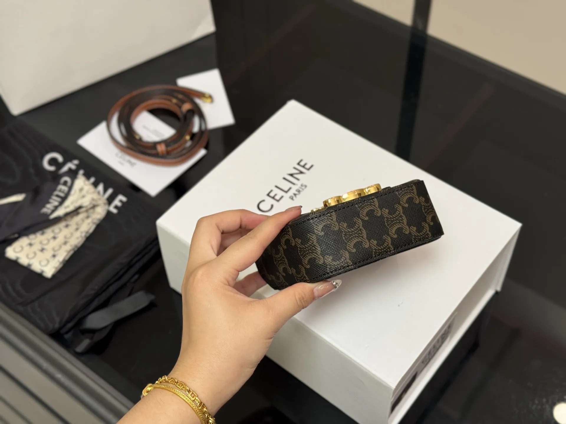 &yen;140 配盒 size：10*12cm 赛琳迷你 硬币包 配牛皮 绝对可以荣登mini包着货量第一名了~ 想想都觉得要萌化了~