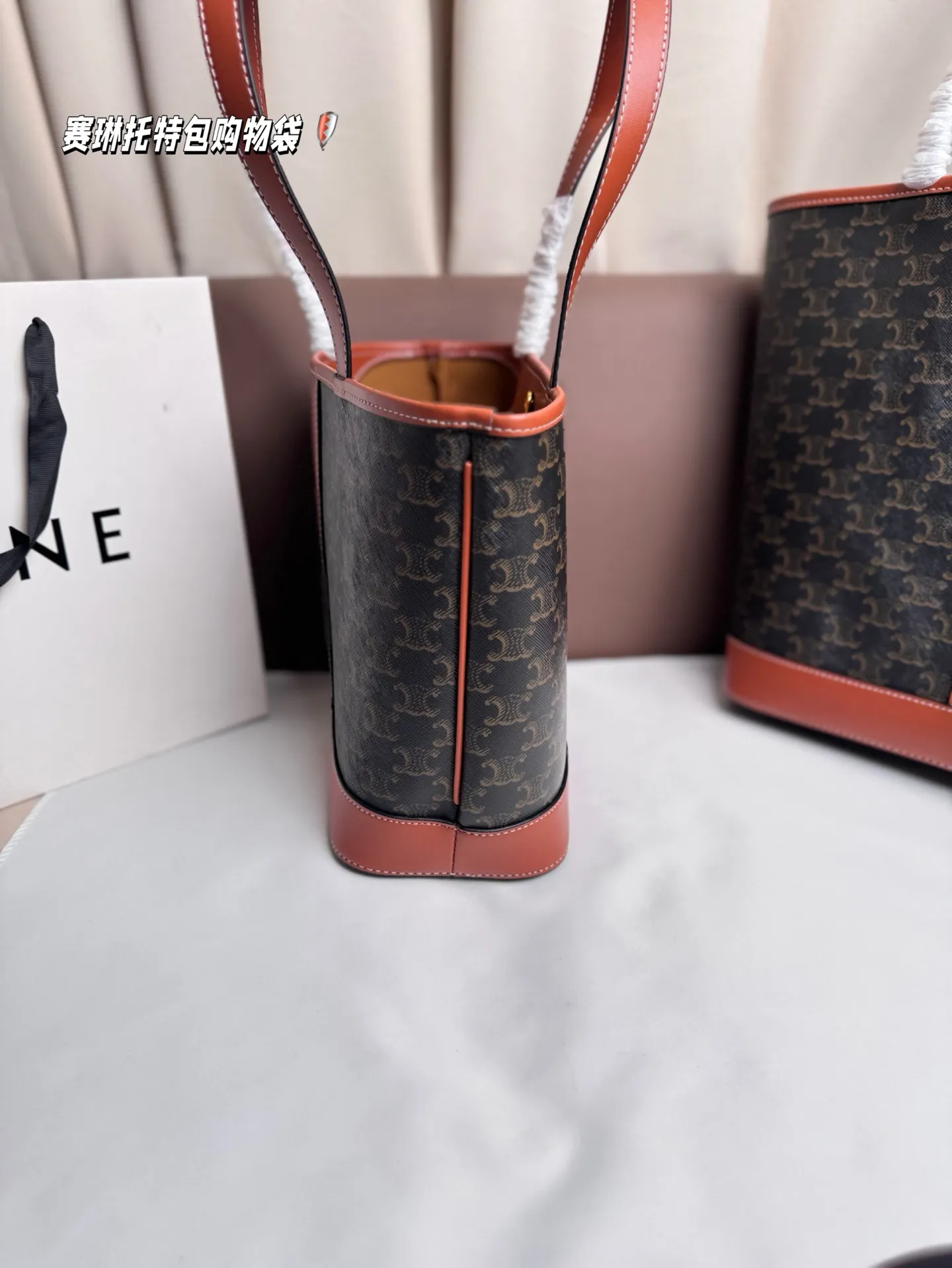 大号P160 小号P150 配盒子 赛琳托特包购物袋 当Celine通勤包照进现实 CELINE 上新大容量老花大包爱好者别错过 超级适合通勤,潇洒松弛且随性 尺寸:31*31/25*24