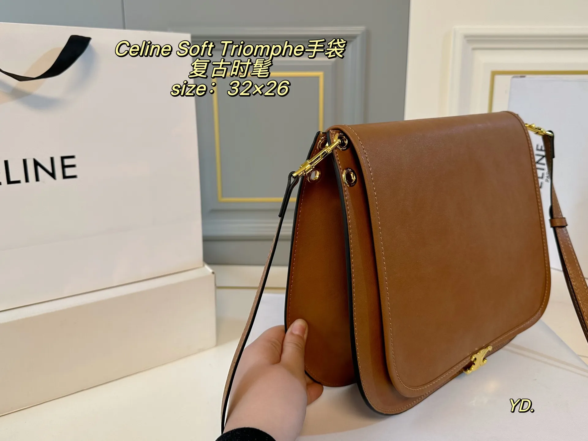 P210(折叠盒) size:32×26 Celine 赛琳新款Soft Triomphe 手袋💕 圆弧形底部造型,俏皮可爱! 金属凯旋门吸扣开合,质感高级~ 肩带可调节,斜挎or单肩随心切换 法式慵懒风轻松拿捏,复古又时髦🆒