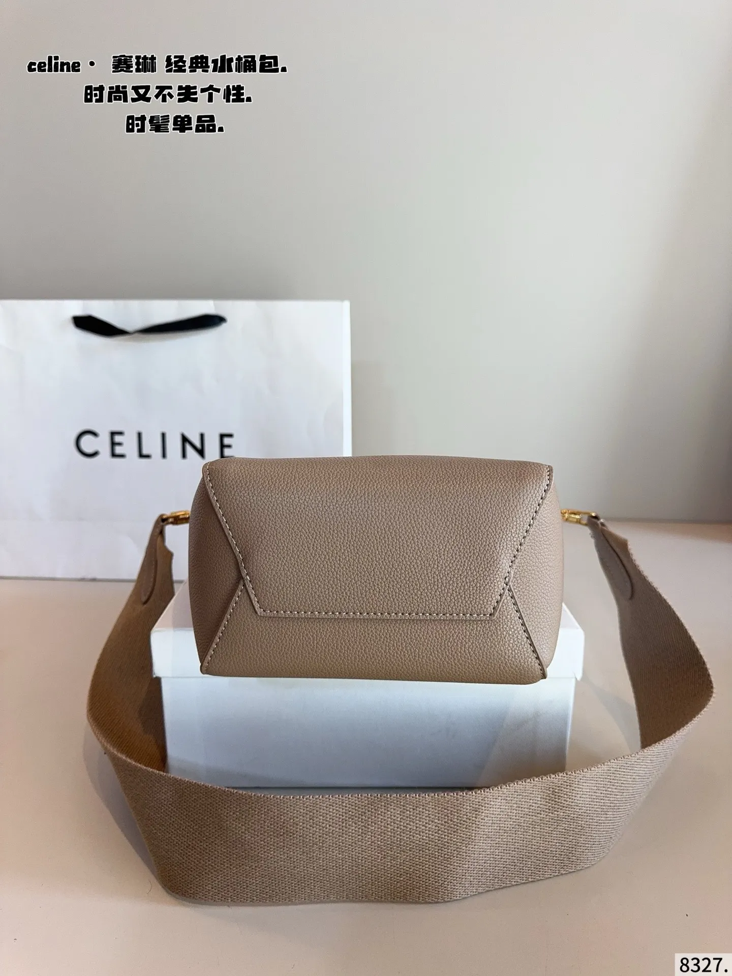 P170 赛琳CELINE Tote 水桶包. 质感很高级 容量超级大也很耐用 日常出街背它回头率百分百 就是这种随性慵懒感尺寸：17*11*24cm