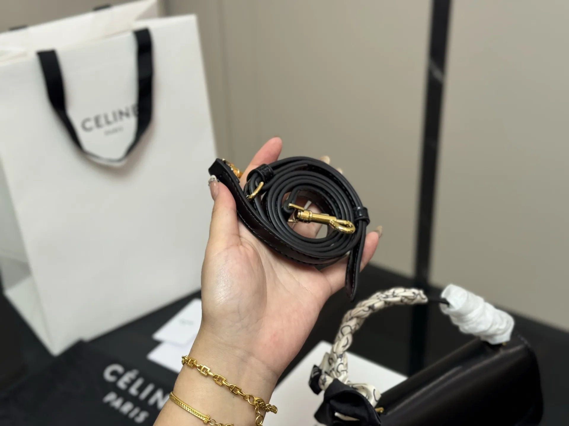 &yen;160 配折叠盒 size：22*12cm celine 超美腋下包 凯旋门 ⚠️升级版 重新出货 复古性感百搭小包 赛琳不容错过！！ ⚠️牛皮皮质 这个冬天您离不开它！