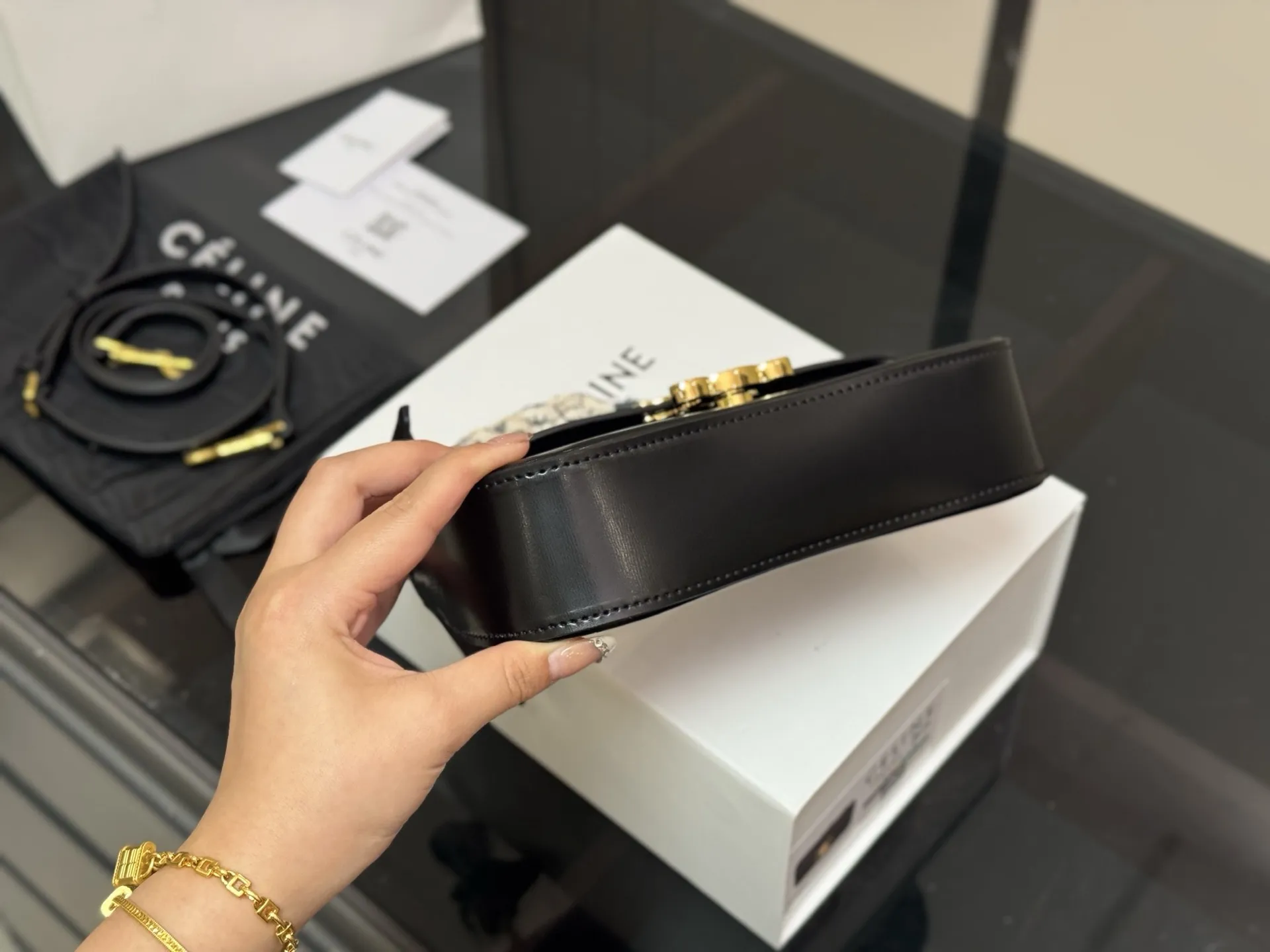 ¥160 配折叠盒 size:22*12cm celine 超美腋下包 凯旋门 ⚠️升级版 重新出货 复古性感百搭小包 赛琳不容错过!! ⚠️牛皮皮质 这个冬天您离不开它!