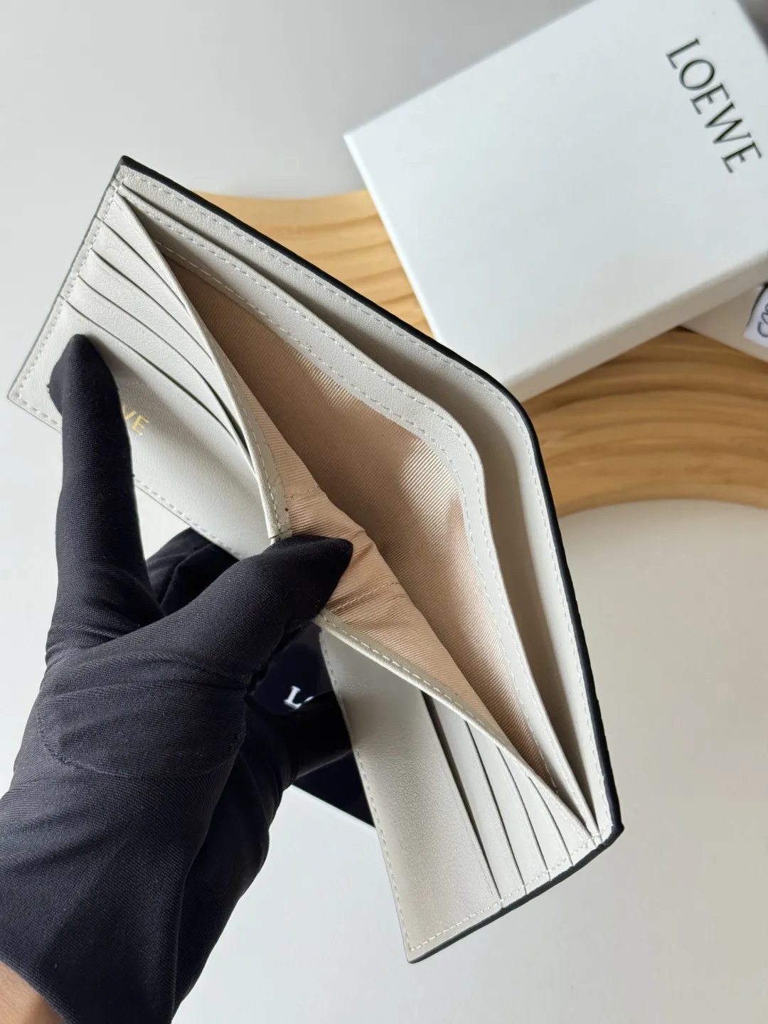 💰140包邮❗ 升级版 罗意威 loewe 牛皮压花 男士短款钱包 尺寸 ：11x10cm 型号 ：L1137 罗意威 Puzzle 几何牛皮钱包绵密的手感， 很有质感男女通用