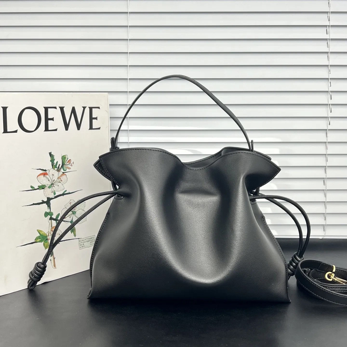 💰248包邮❗ 拼色 𝑳𝒐𝒆𝒘𝒆 Flamenco 福袋 可手提可斜挎 平纹牛皮 拉绳收紧 并打上标志性的盘绕结, “肩背 斜挎或手拿*可拆卸和可调式肩带*隐形式磁扣开合 尺寸 大号:29-24-10 cm ❌不退不换慎重下单❌