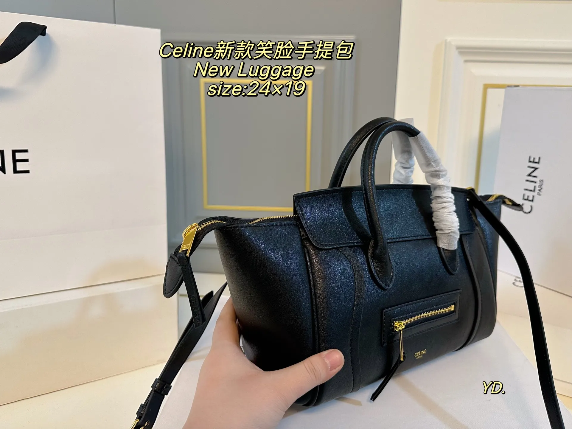 P240(折叠盒) size:24×19 Celine 赛琳新款New Luggage笑脸😊手提包💕 赛琳的luggage系列, 也就是我们俗称的笑脸包, 皮质细腻,时尚百搭 配有长肩带,🉑斜挎可手提 精致的缝线工艺使轮廓更加流畅自如