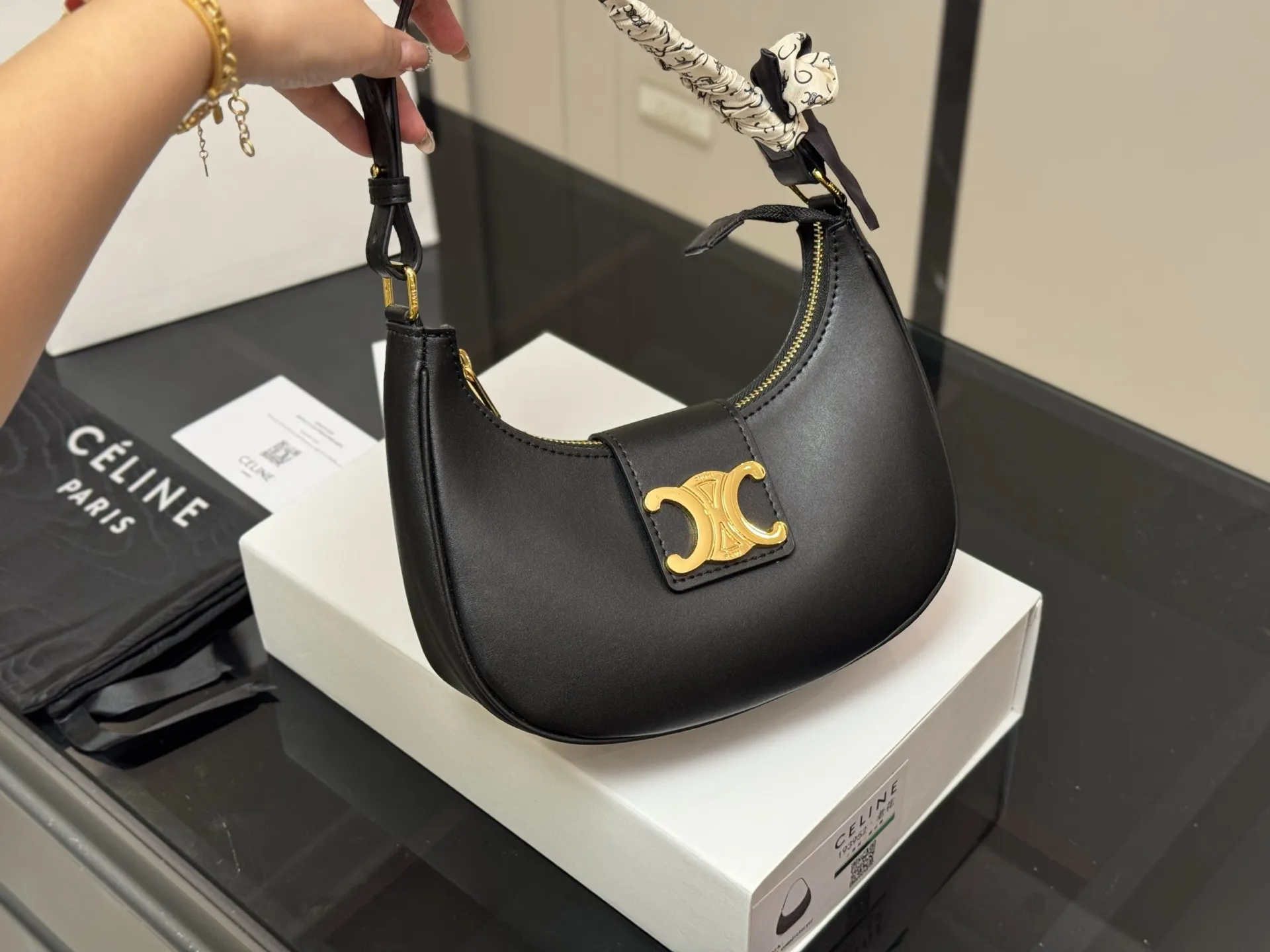 &yen;140 配折叠盒 尺寸：24*20cm celine ava腋下包 依旧好好背 手拎起Ava就好有气场哟100 赛琳实用性更强哦！ 高级感超强！