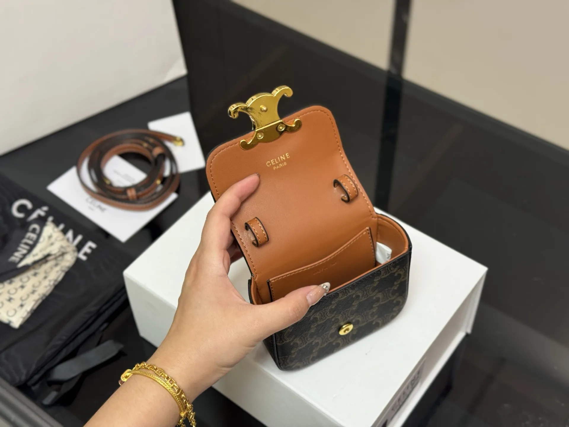 &yen;140 配盒 size：10*12cm 赛琳迷你 硬币包 配牛皮 绝对可以荣登mini包着货量第一名了~ 想想都觉得要萌化了~