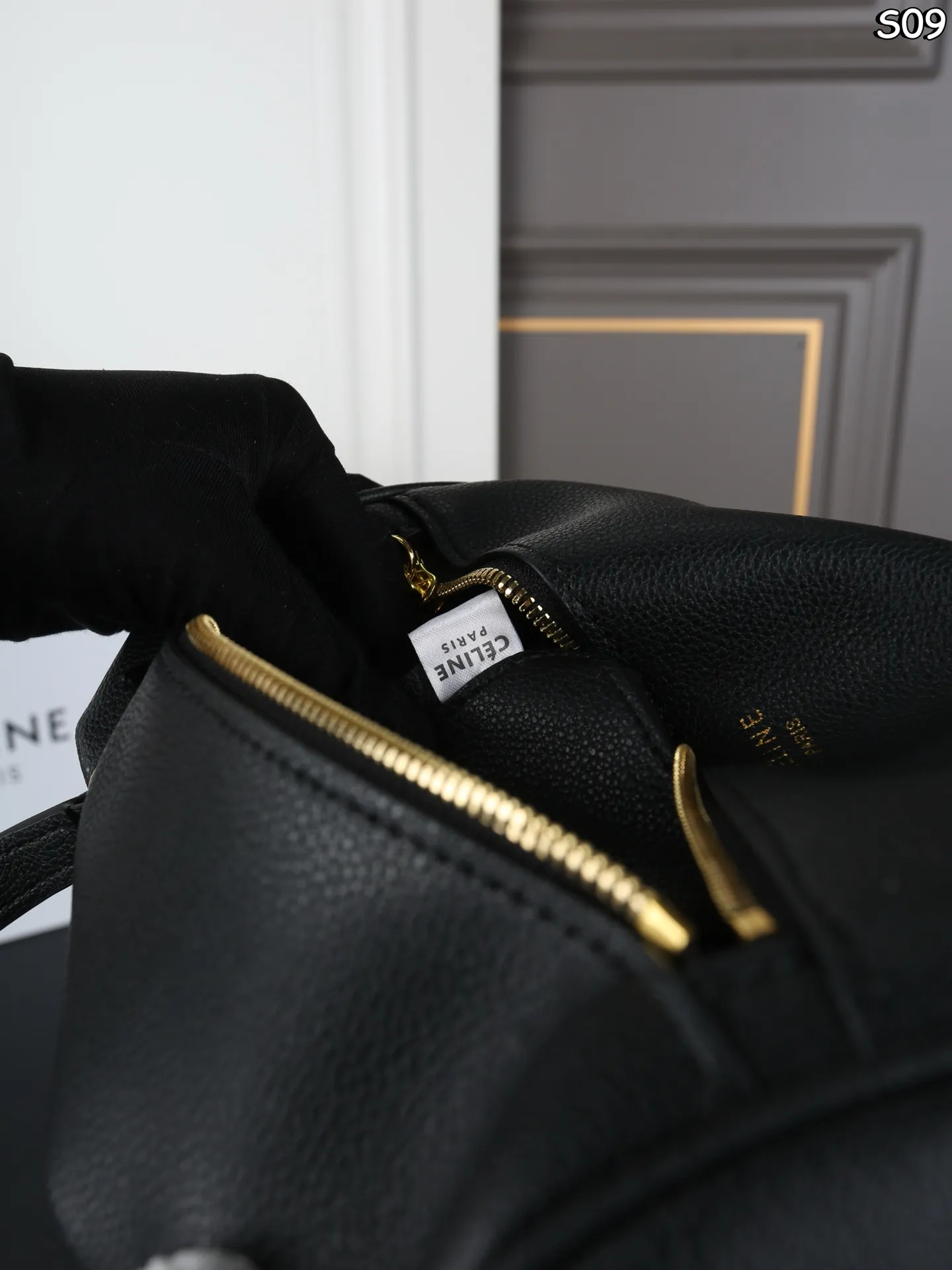 P155 折叠盒 CELINE赛琳 Triomphe CYLINDER 圆筒包 手提包 CELINE家族新成员 CYLINDER圆柱体手提包 轻便舒适 经典配色 🉑手拎🉑肩背 简直是深得我心 自重特别轻便的同时包型也都别出心裁 像这款长手柄的CYLINDER我都能想象到秋冬了手腕在驼色羊绒大衣上会有多么的精彩绝伦 尺寸:26×13