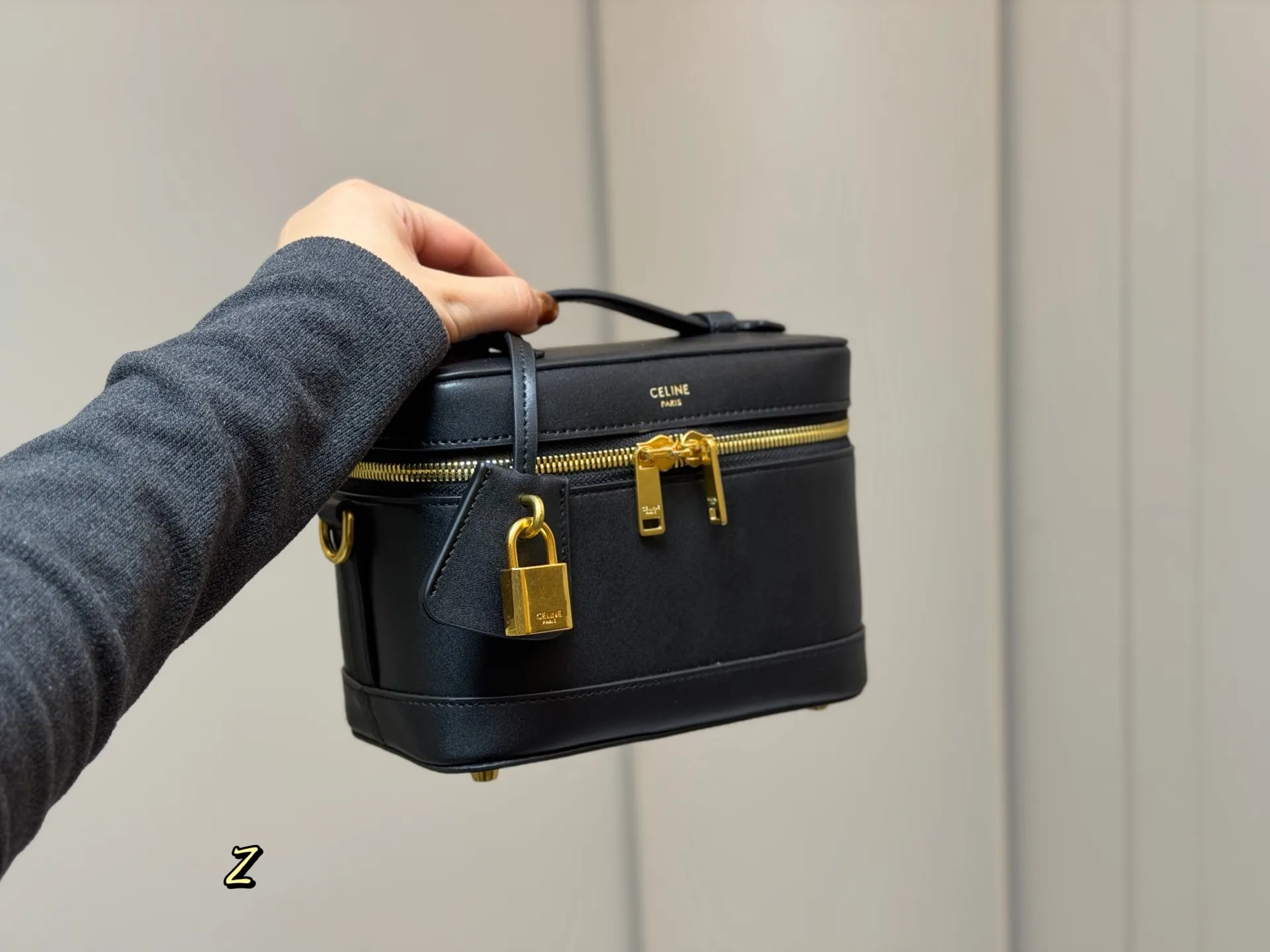 &yen;190 配折叠盒 赛琳CELINE 复古斜挎包 真的很有气质的款式容量是我喜欢的 不大却很能装质感不用多说 真的很华丽漂亮和实用兼顾无须多言 尺寸:18.13cm