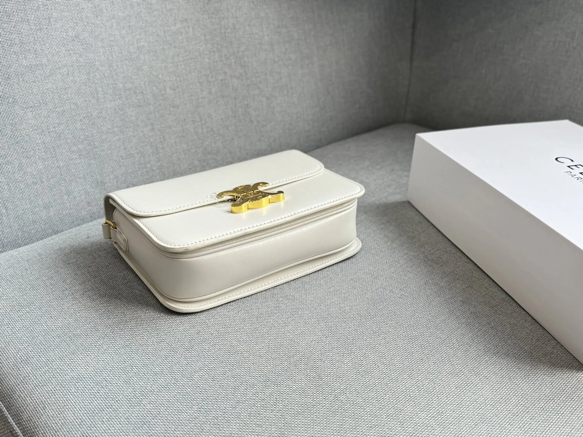 大💰155 折叠盒 小💰150 折叠盒 size：22&times;16/18.5&times;14.5 CELINE赛琳 Triomphe 豆腐包 单肩包斜挎包 毫不费力的高级感✨Celine凯旋门轻松拿捏 🖤Celine 凯旋门黑金腋下包 轻便，容量刚好，通勤、休闲、甜酷风都很适合 包包全身都是Box皮的质感 夏天搭配露肤上衣 有种精致都市丽人的感觉 低调有质感 百搭且不会过时