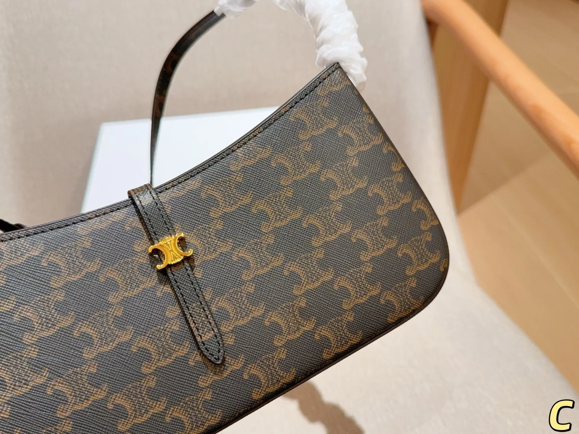 💰125 赛琳Celine 25新品TINA凯旋门腋下包 尺寸26×13×3 礼盒包装🎁