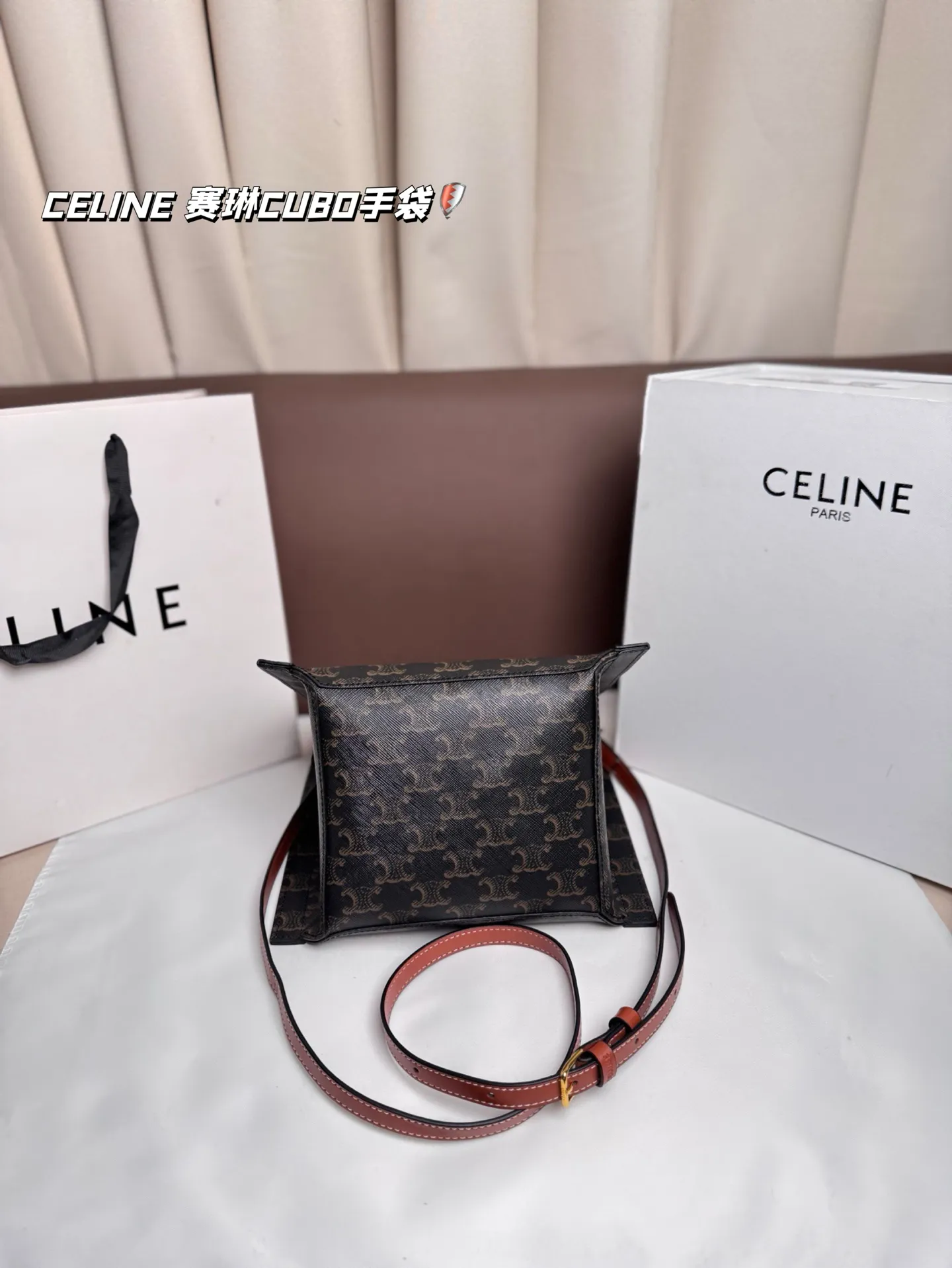 P185 配折叠盒 CELINE 赛琳CUBO手袋，日常通勤，休闲都超实用!手提，个性满分~内部空间超能装，水杯，手机，化妆品统统搞定，轻便耐用，时髦又百搭，日常出街必备! 尺寸 23*22